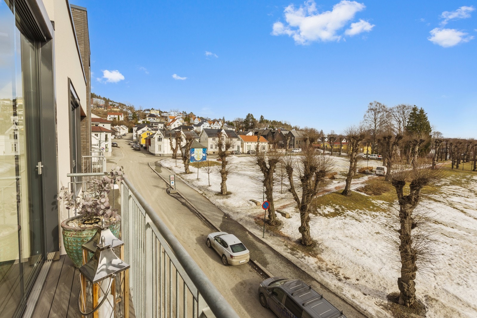 Balkong utenfor stuen med flott utsikt mot Engene park Galleribilde