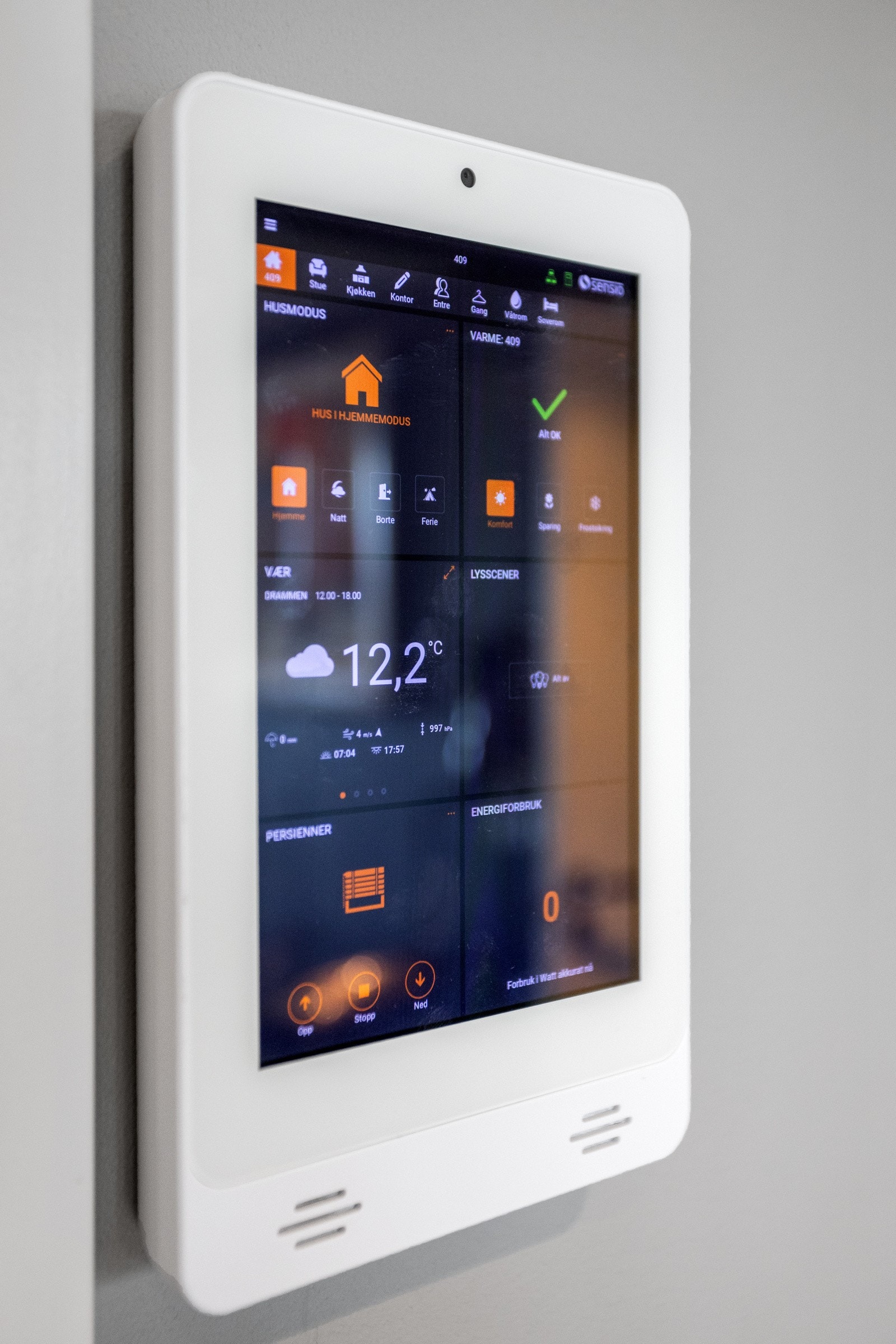 Leiligheten har Sensio Smarthus styring (lys, varme, screen etc) som styres enten fra panel / tablet eller via app Galleribilde