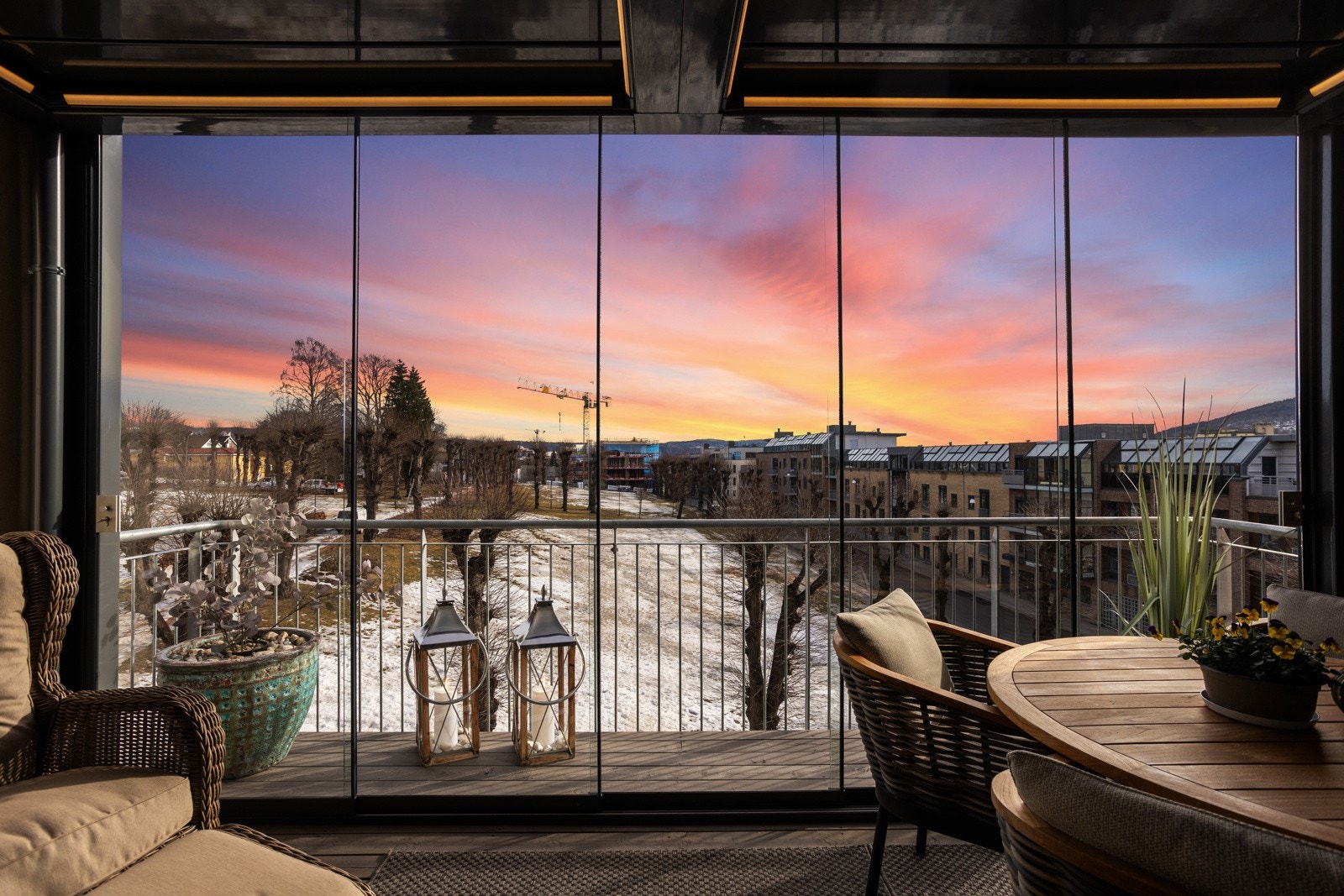 Nyere 3-roms kvalitetsleilighet med høy standard og fin utsikt | 16 kvm innglasset balkong med el Sky-roof (el tak som kan trekkes helt tilbake) med varme og LED-lys Galleribilde