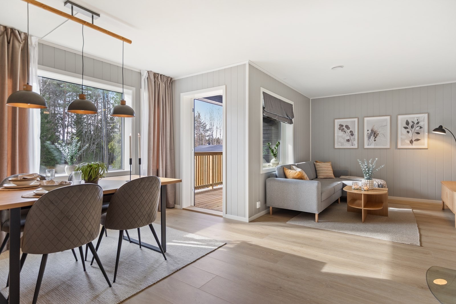 Det er gulvvarme i gang, stue/kjøkken og bad, samt peisovn i stue/kjøkken. Galleribilde