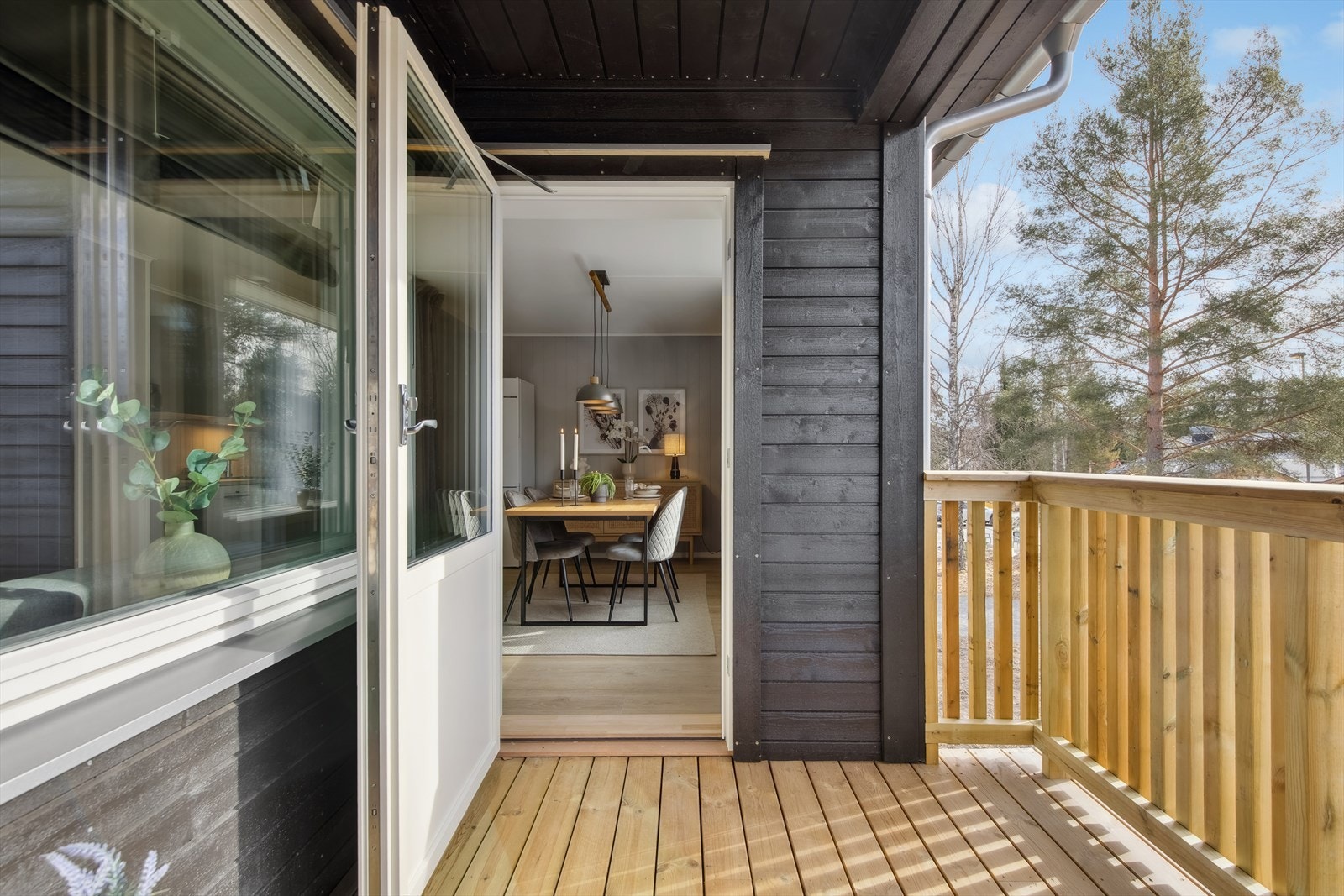 Utenfor stuen en lun og fin balkong. Galleribilde