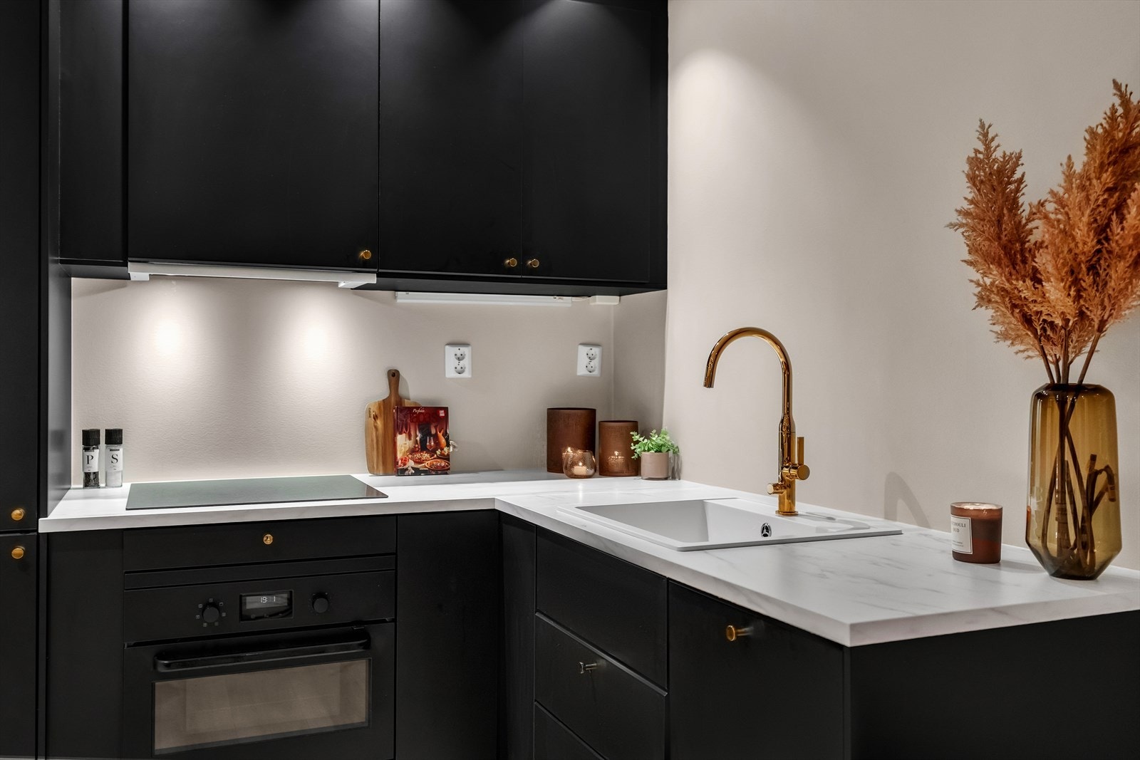 Kjøkkenet har integrerte hvitevarer som stekeovn, platetopp, oppvaskmaskin og kjøleskap med frysedel. Galleribilde