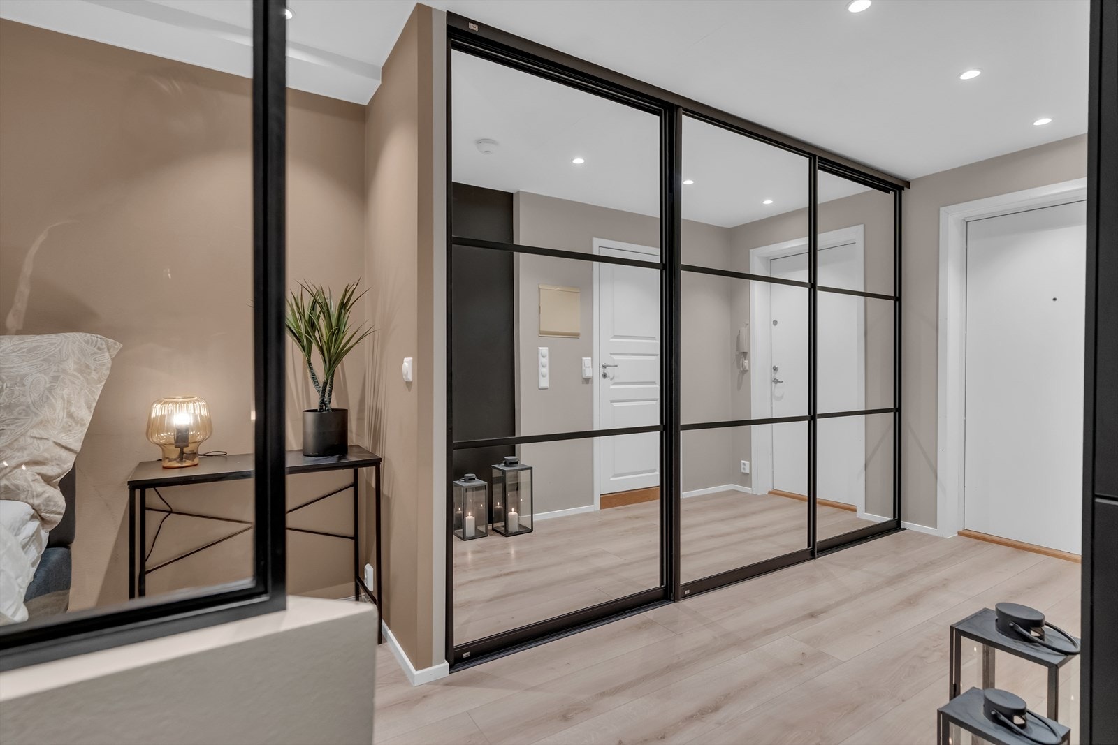 Romslig skyvedørsgarderobe med gode oppbevaringsmuligheter. Galleribilde