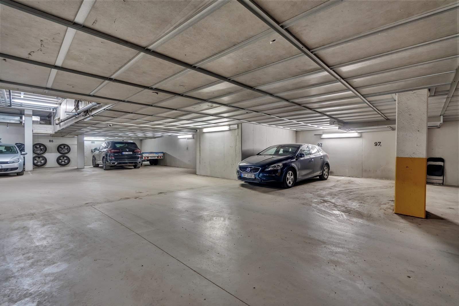 Leiligheten har bruksrett til parkeringsplass nr. 97-5 sammen med seksjon 69. Galleribilde