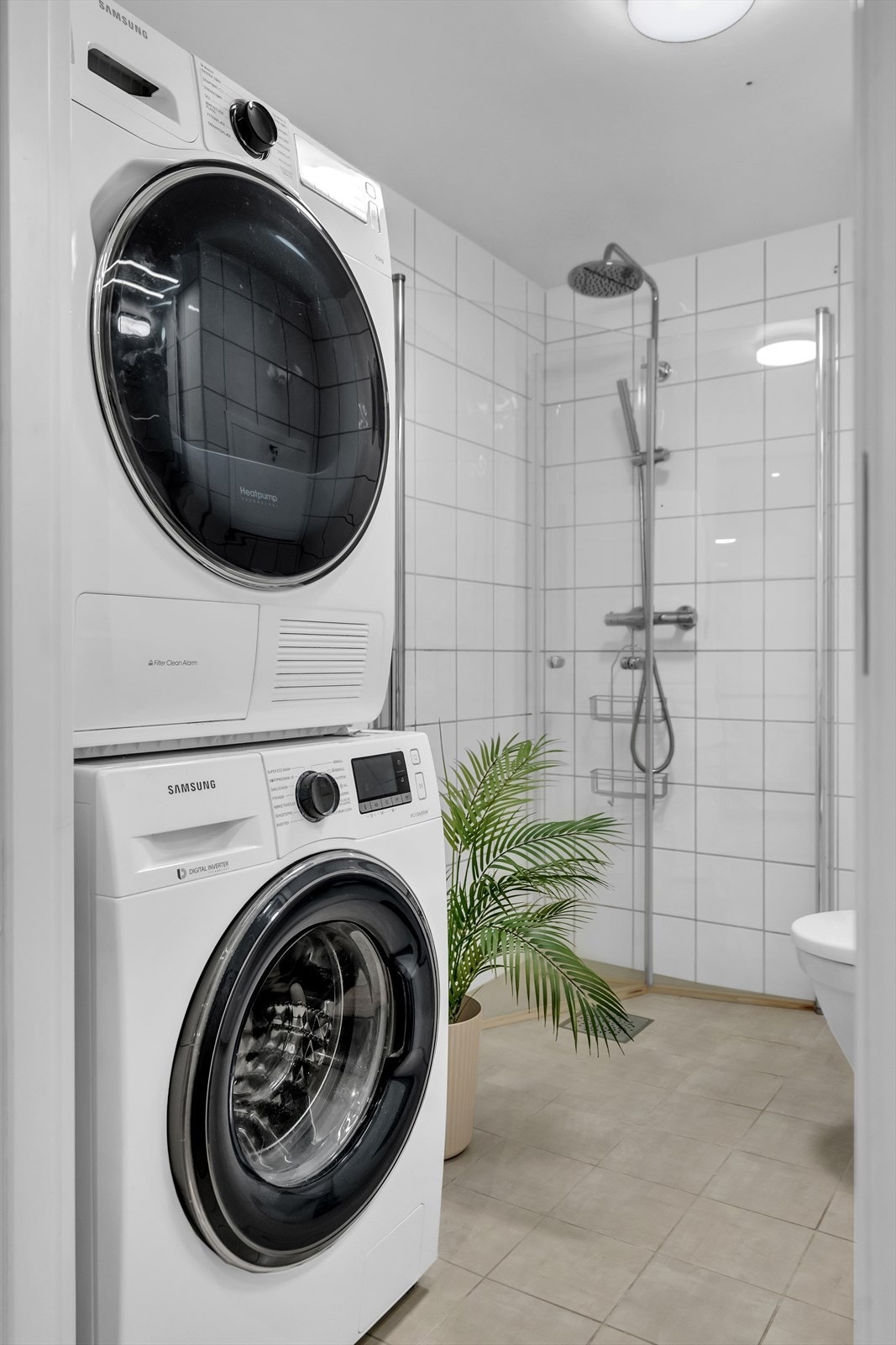 Gulvvarme og opplegg for vaskemaskin samt tørketrommel. Galleribilde