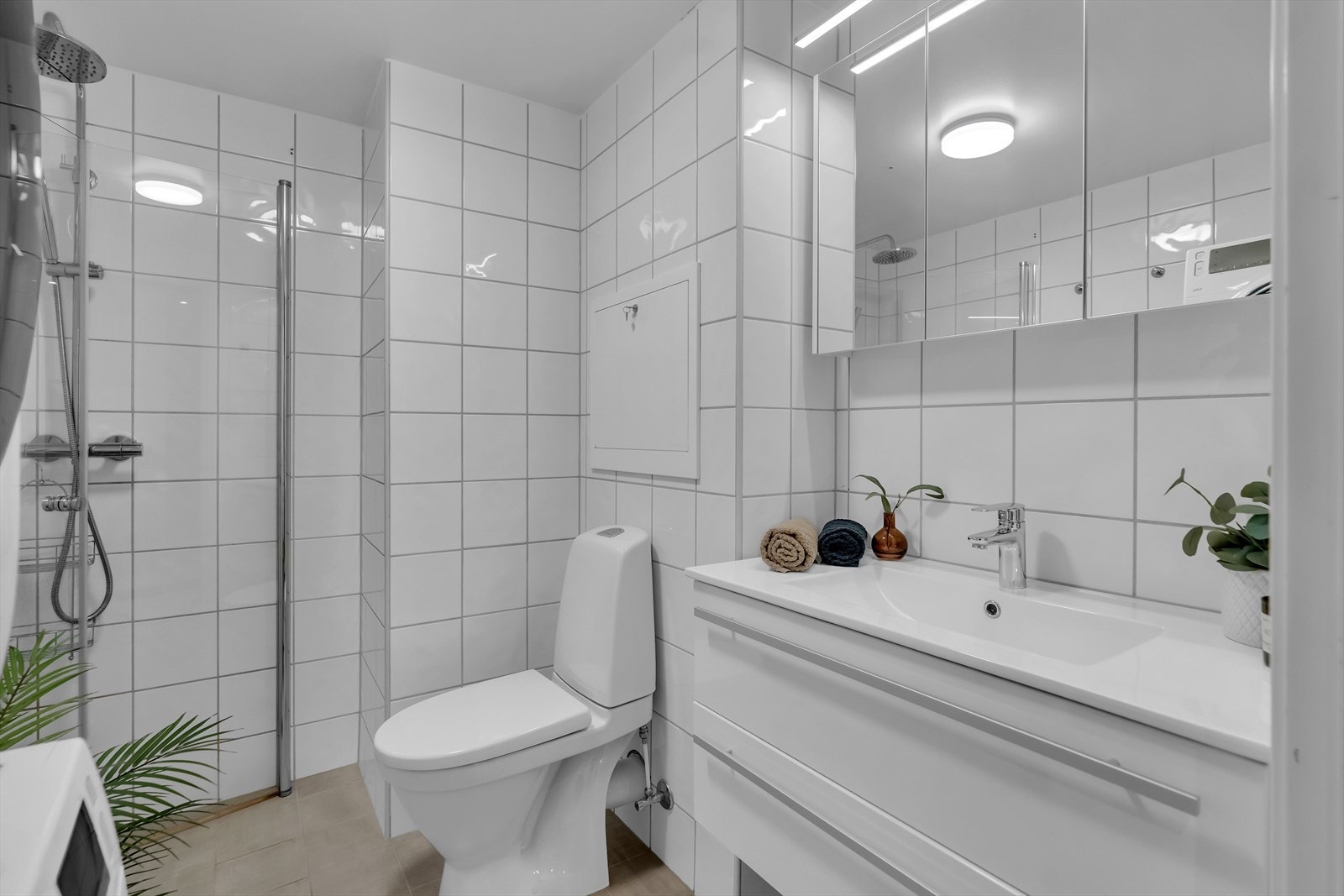 Pent og romslig bad som fikk nye gulvfliser i 2022. Galleribilde