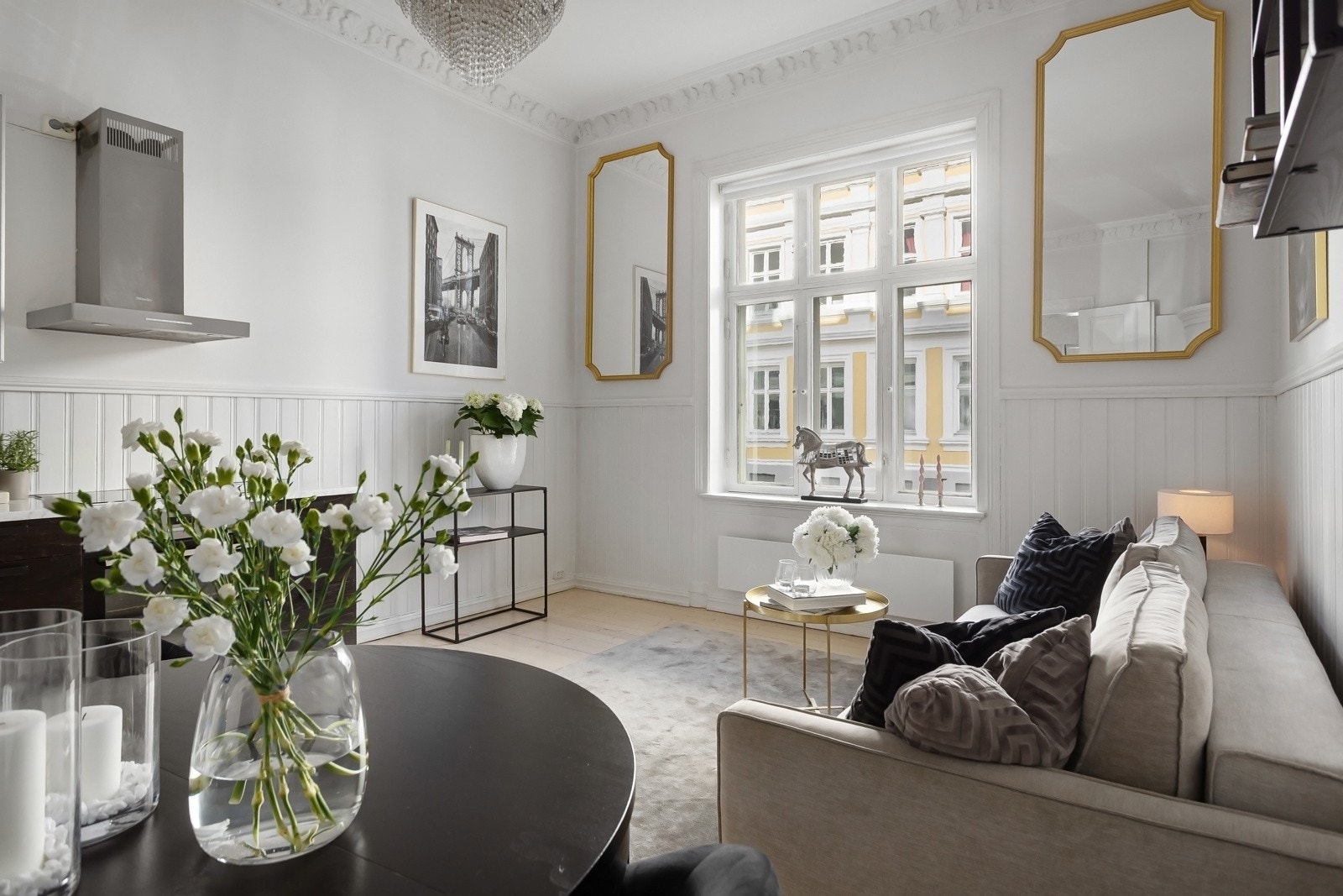 Stuen har en imponerende takhøyde på 3,35 meter og et stort seksfags vindu som gir rikelig med dagslys og fint utsyn mot gaten. Galleribilde