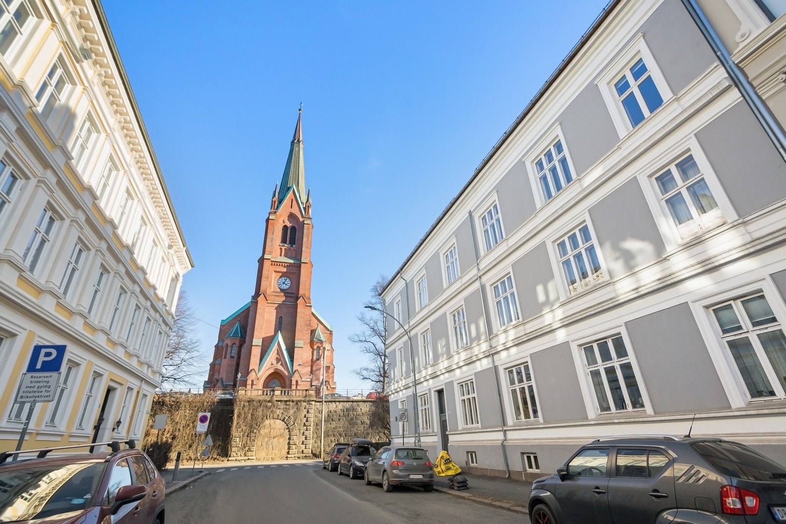 Tilbaketrukket ovenfor majestetiske Uranienborg kirke, blant frodige parker og grønne lunger. Galleribilde