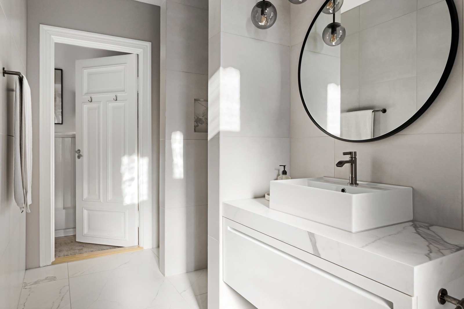 Badet er utført med gråbeige storformatfliser på gulv og vegger - med marmorering og 80 x 80 cm størrelse på gulv med varmekabler. Galleribilde