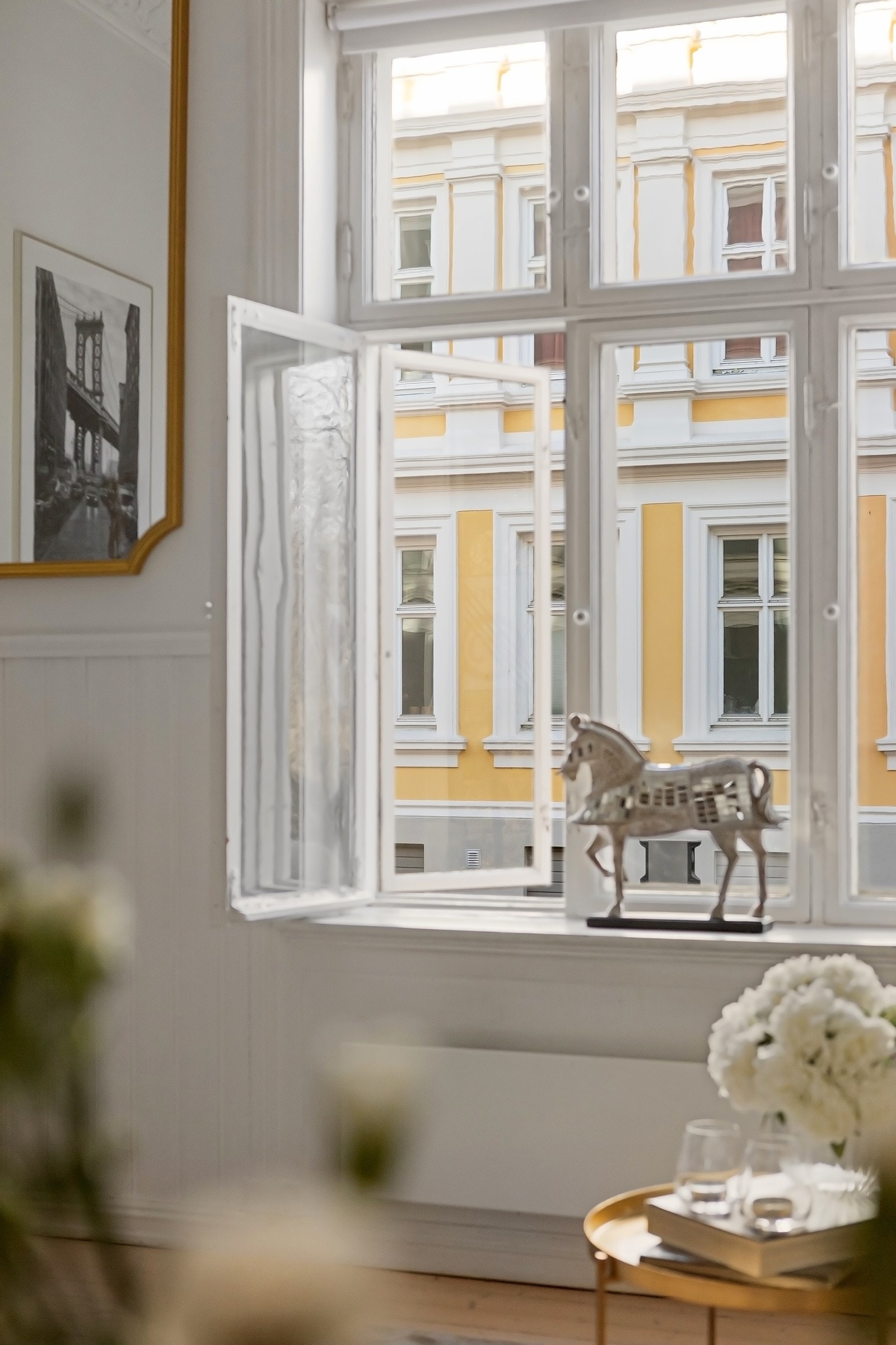 Med plassering i høy første etasje er leiligheten lett tilgjengelig, samtidig som den ligger opp fra gatenivå uten direkte innsyn. Galleribilde