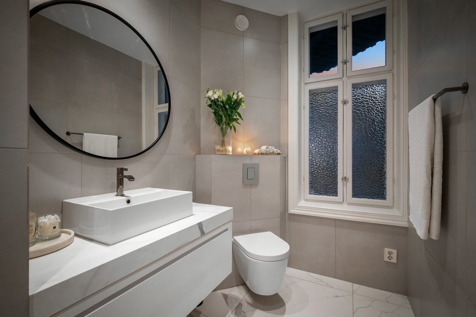 Badet ble lekkert pusset opp i 2020 og er et flott rom med takhøyde på 2,65 meter og krysspostvindu mot bakgården. Galleribilde