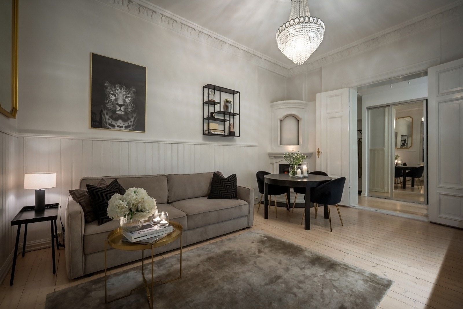 Stuen har god plass til både TV-lounge og spisebord. Galleribilde