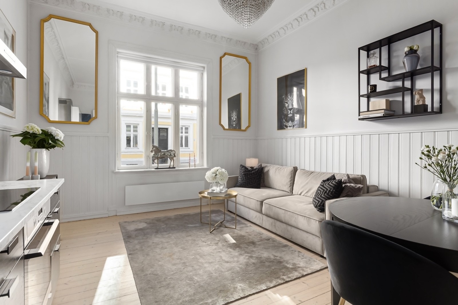 På formiddagen fylles rommet med deilig sollys. Galleribilde