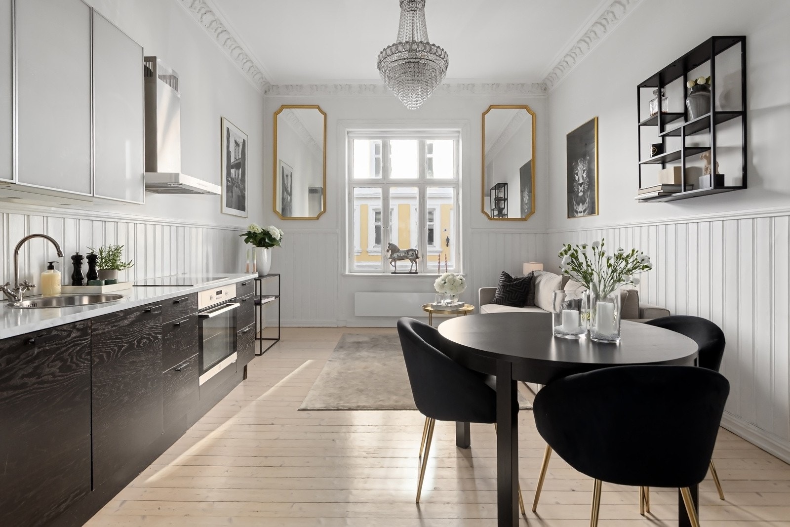 Velkommen inn i en lys og luftig leilighet med klassisk sjarm og god, moderne standard. Galleribilde