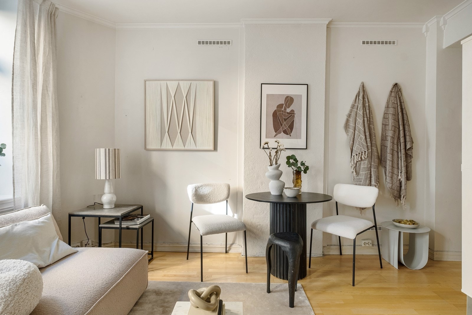 - I stuen er det plass til sofaseksjon med tilhørende møblement, TV-benk og spisebord - Galleribilde