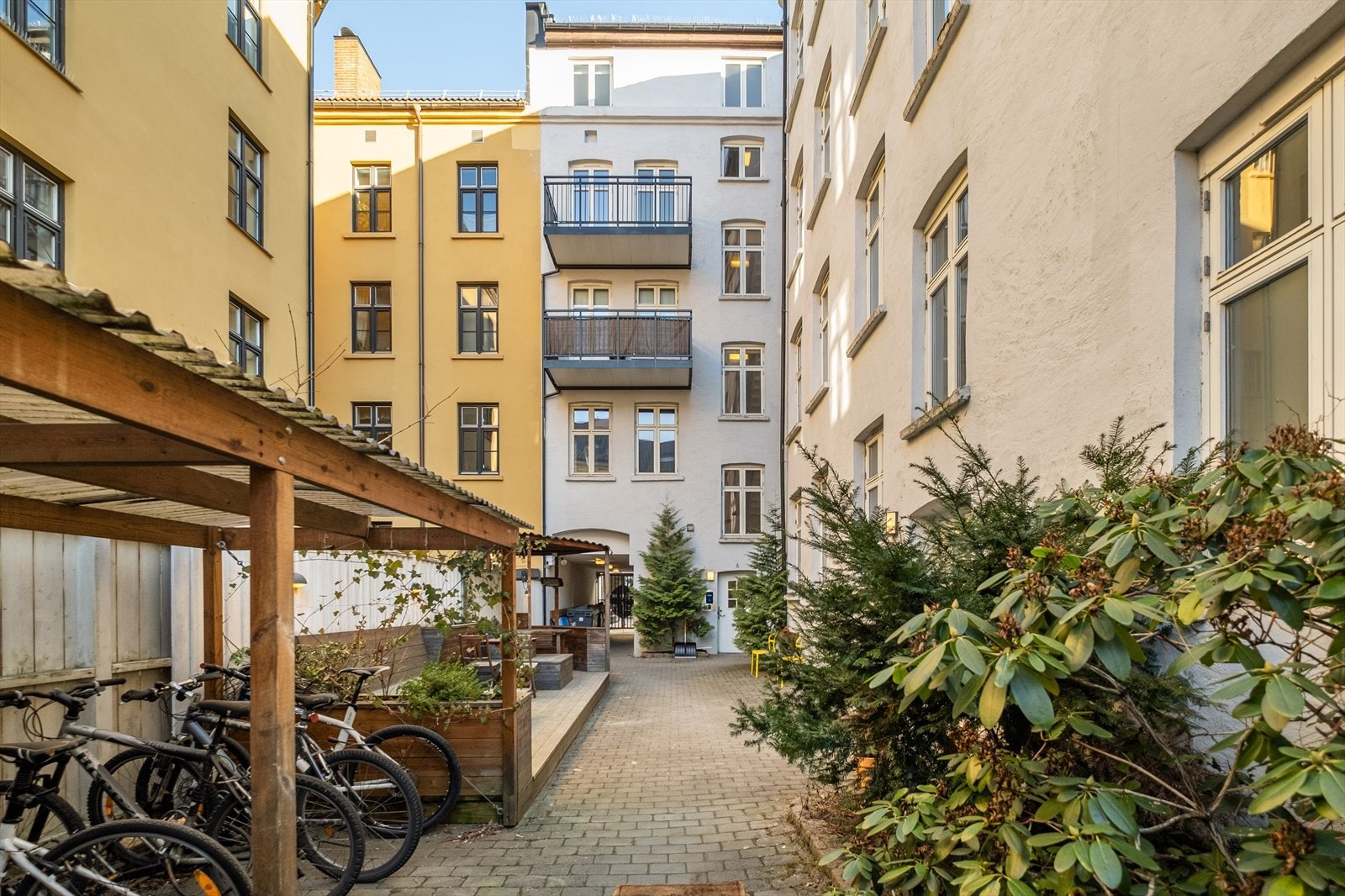 - Det er sykkelparkering i bakgården - Galleribilde