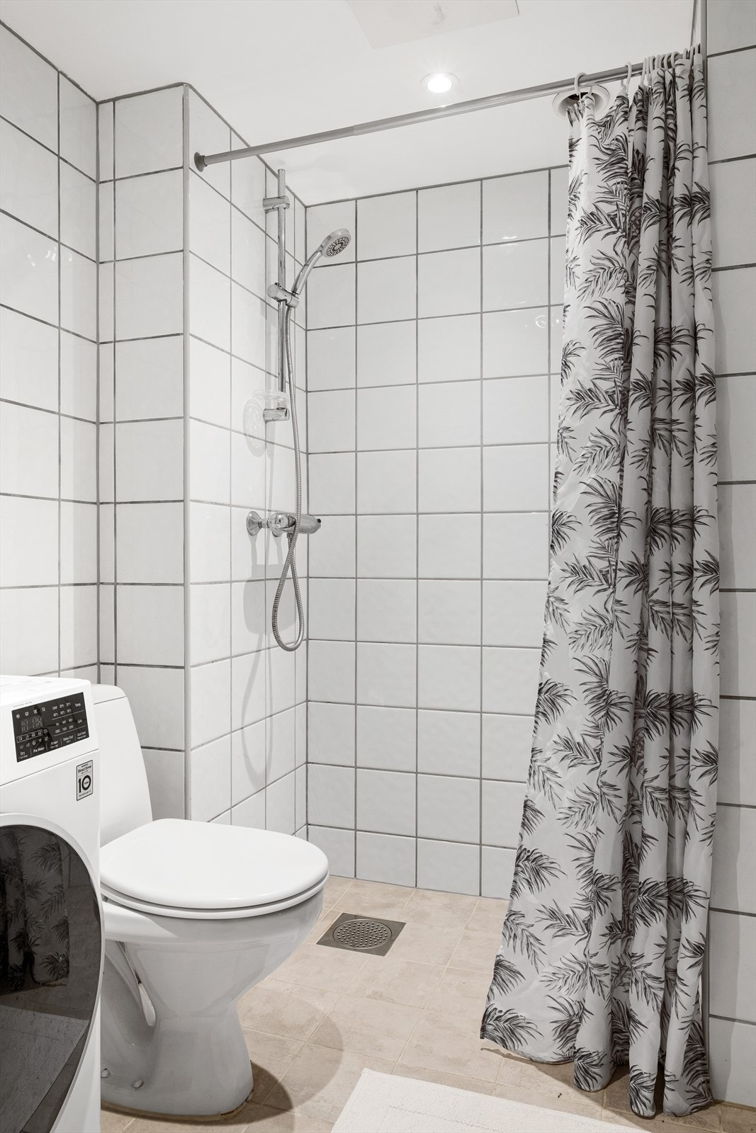 - Baderommet er innredet med klosett, servant og dusjhjørne med forheng - Galleribilde