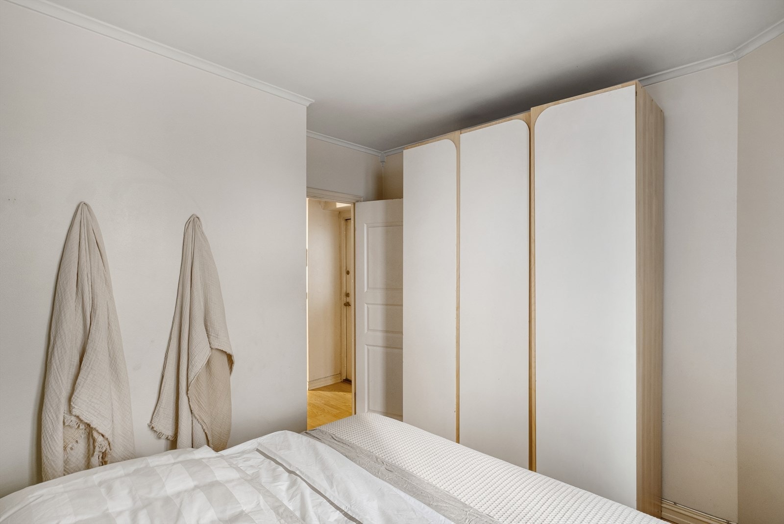 - Godt med oppbevaringsplass i garderobeløsning - Galleribilde