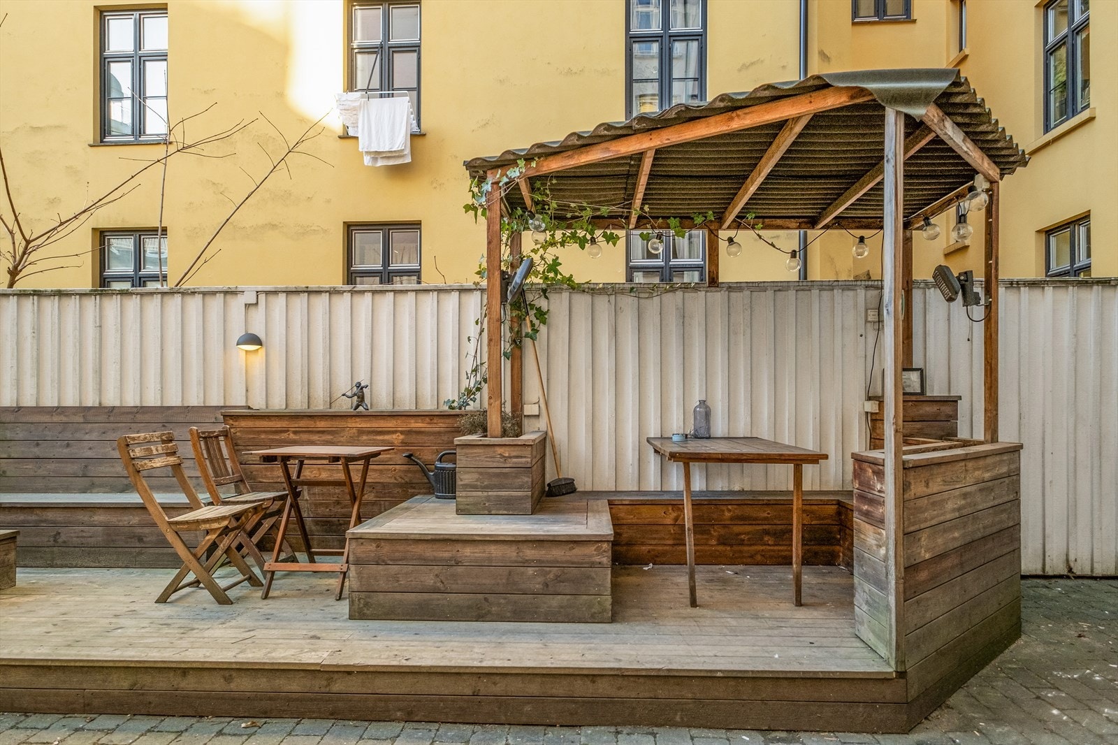 - Hyggelig bakgård med sittegrupper - Galleribilde