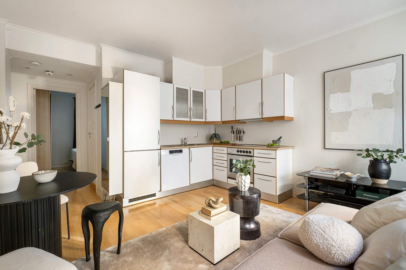 - Kjøkkeninnredning med glatte fronter og laminat benkeplate med nedfelt vask- og skyllekum - Galleribilde