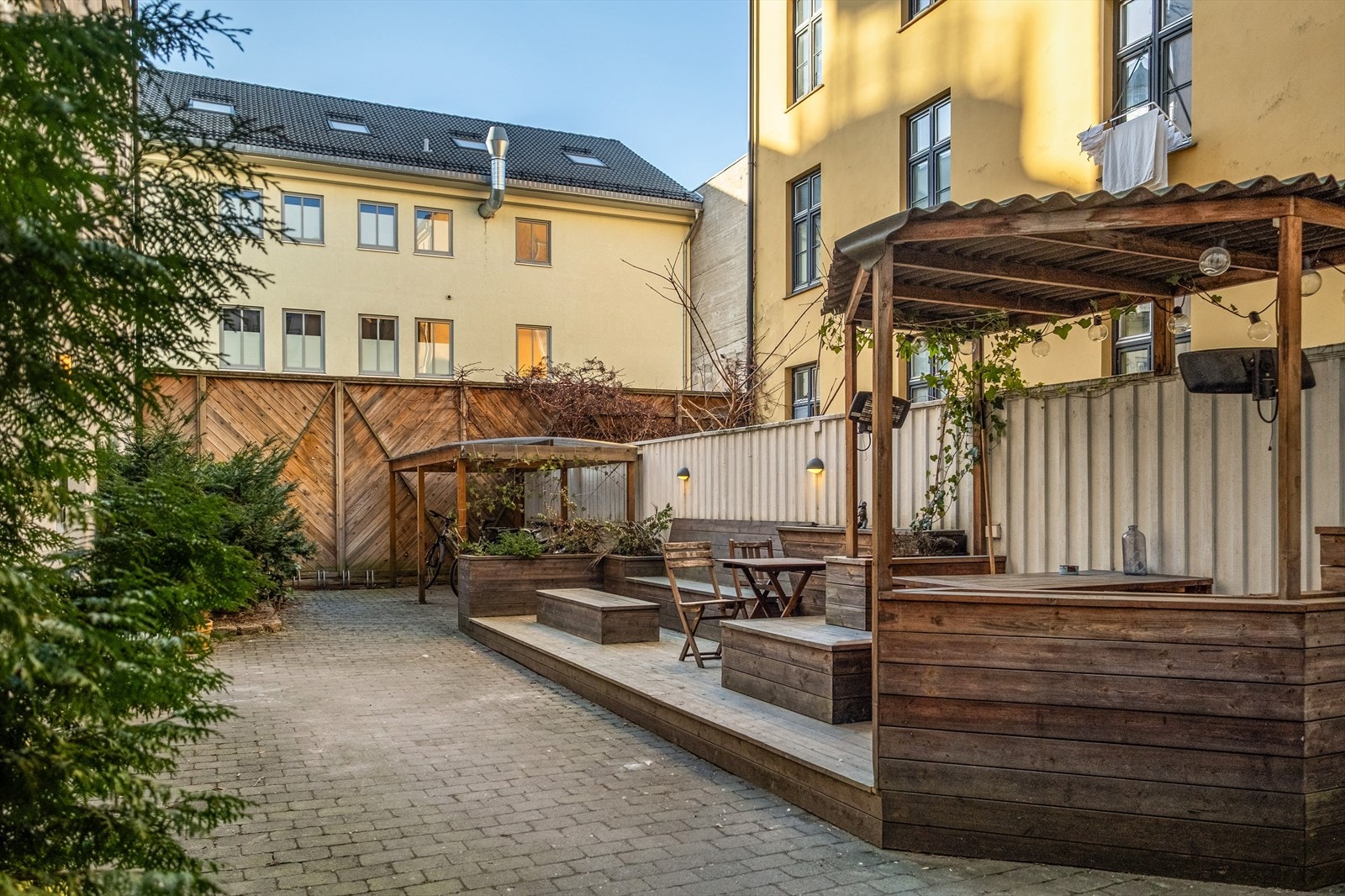 - Hyggelig bakgård med sittegrupper - Galleribilde