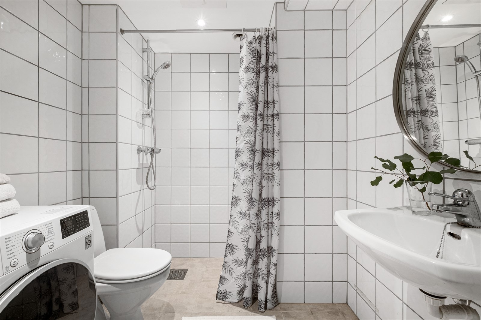 - Flislagt baderom med varme i gulvet og downlights i himling - Galleribilde