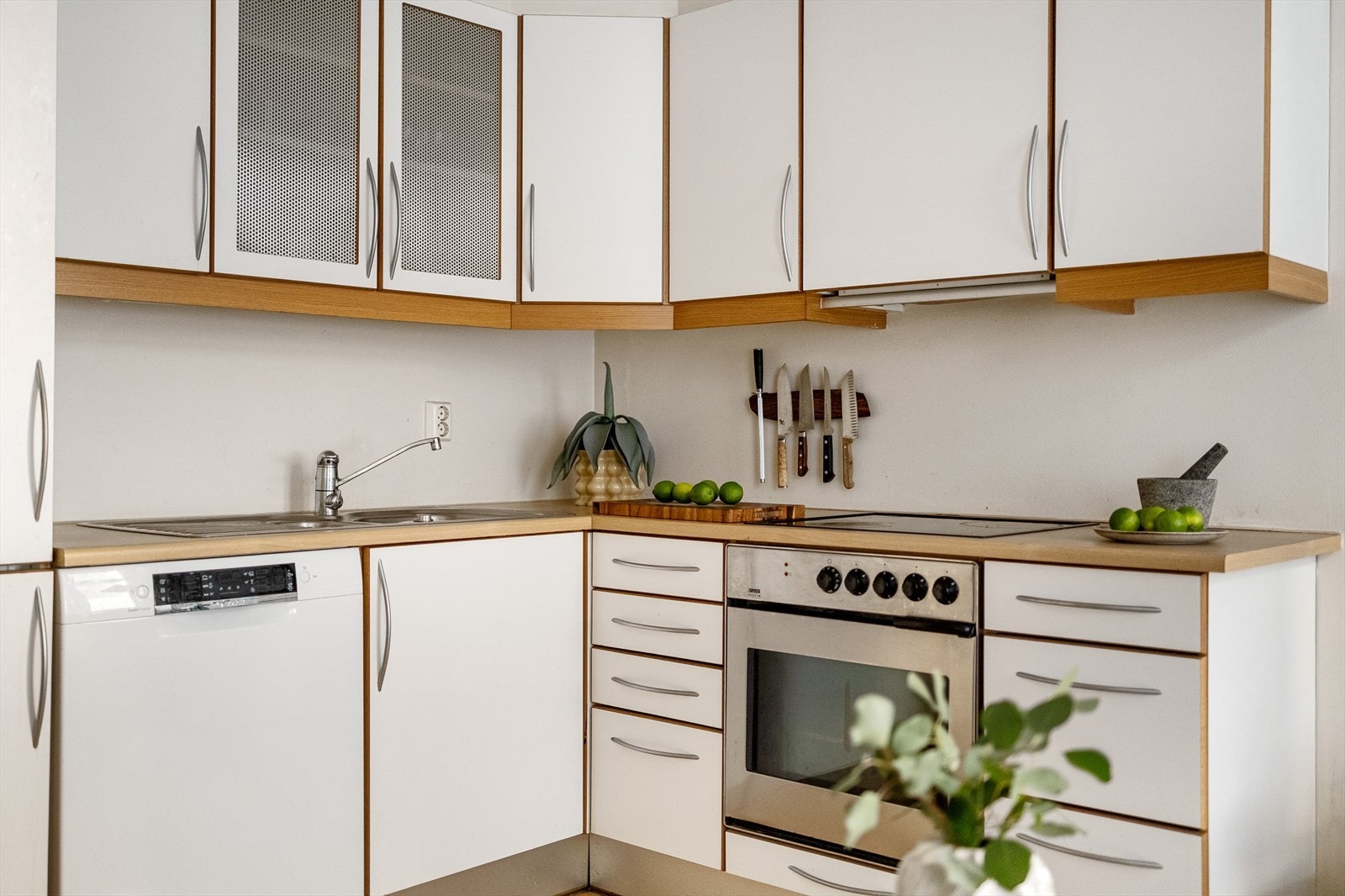 - Av hvitevarer er det integrert platetopp, stekeovn, oppvaskmaskin og kjøl/ fryseskap. Avtrekk over kokeplass - Galleribilde