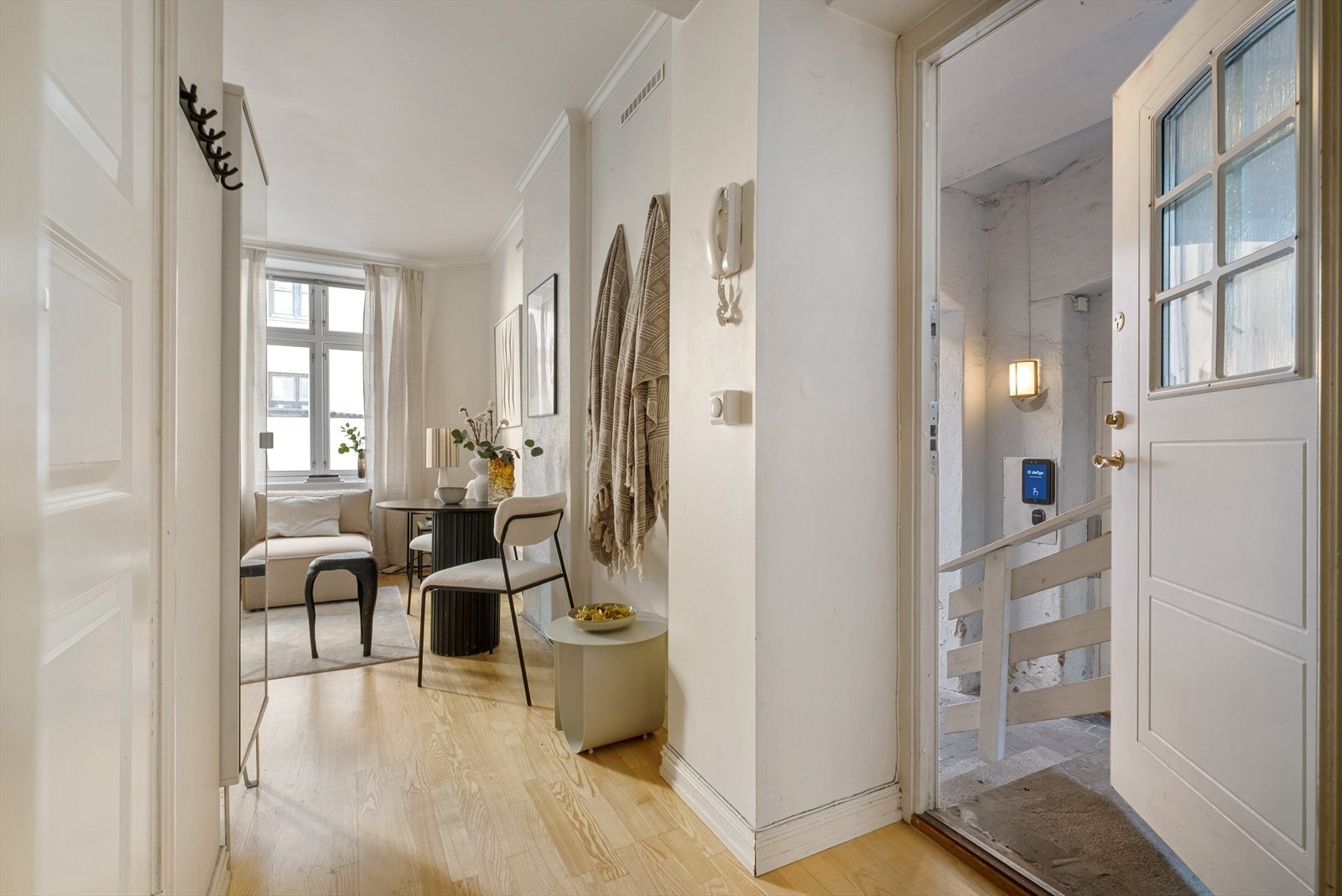 - Velkommen inn! En lys og innbydende entré som gir et godt førsteinntrykk av leiligheten. Plass til sko og yttertøy - Galleribilde