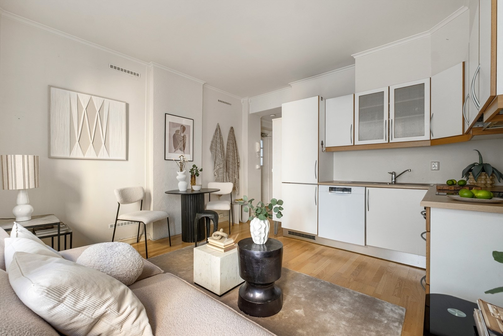 - Kjøkken med åpen løsning mot stuen - Galleribilde