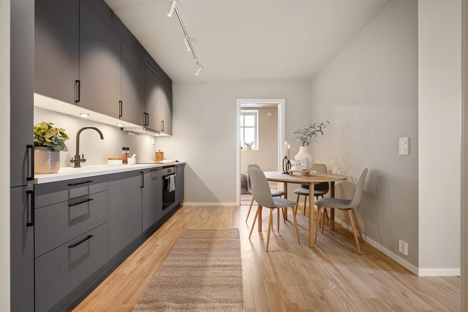 God plass til spisebord på kjøkkenet Galleribilde