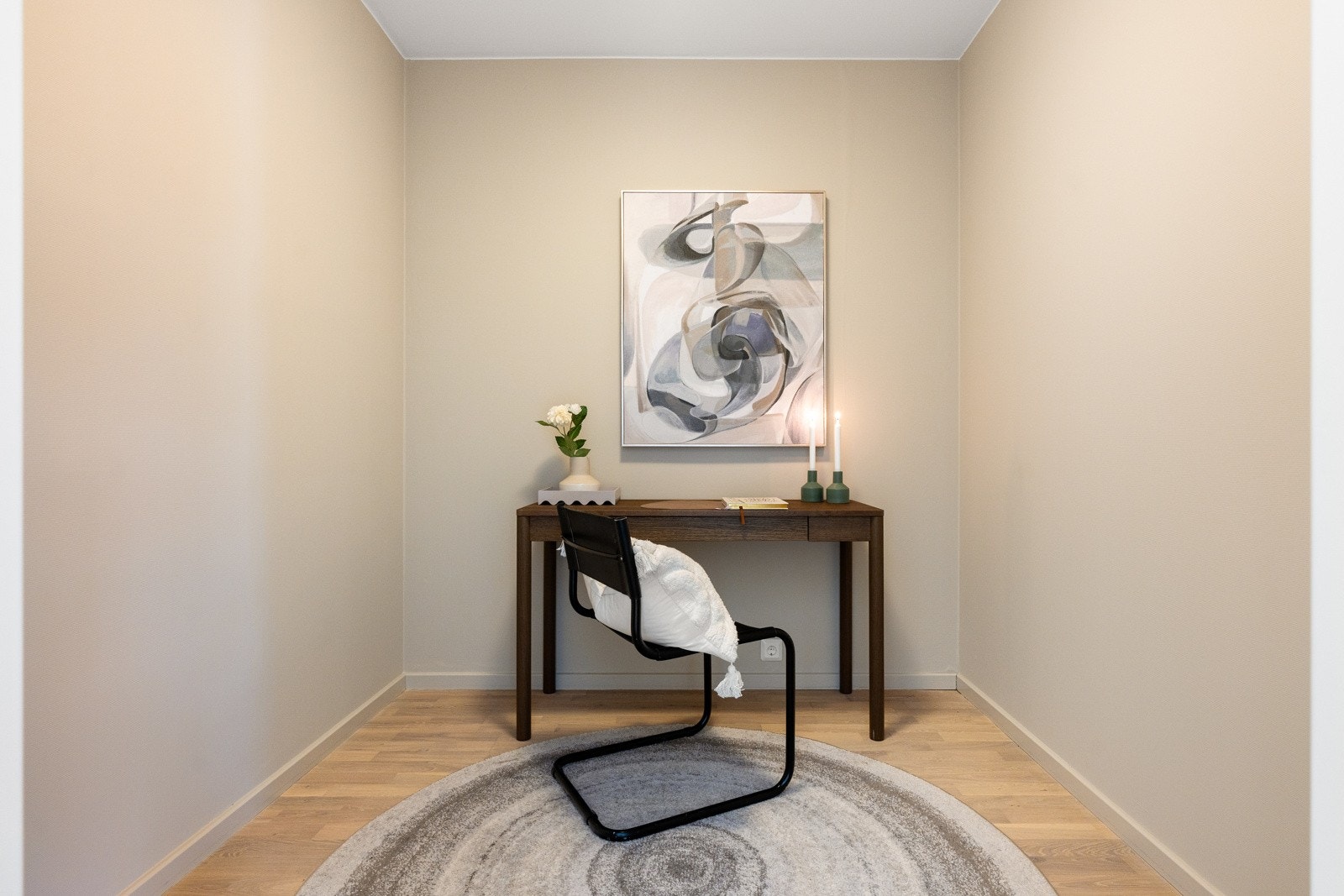 Det er gode oppbevaringsmuligheter, både i og utenfor leiligheten. I tillegg til den innvendige boden på 5 kvm disponerer seksjonen en bod i kjeller, oppmålt til 5 kvm. Galleribilde