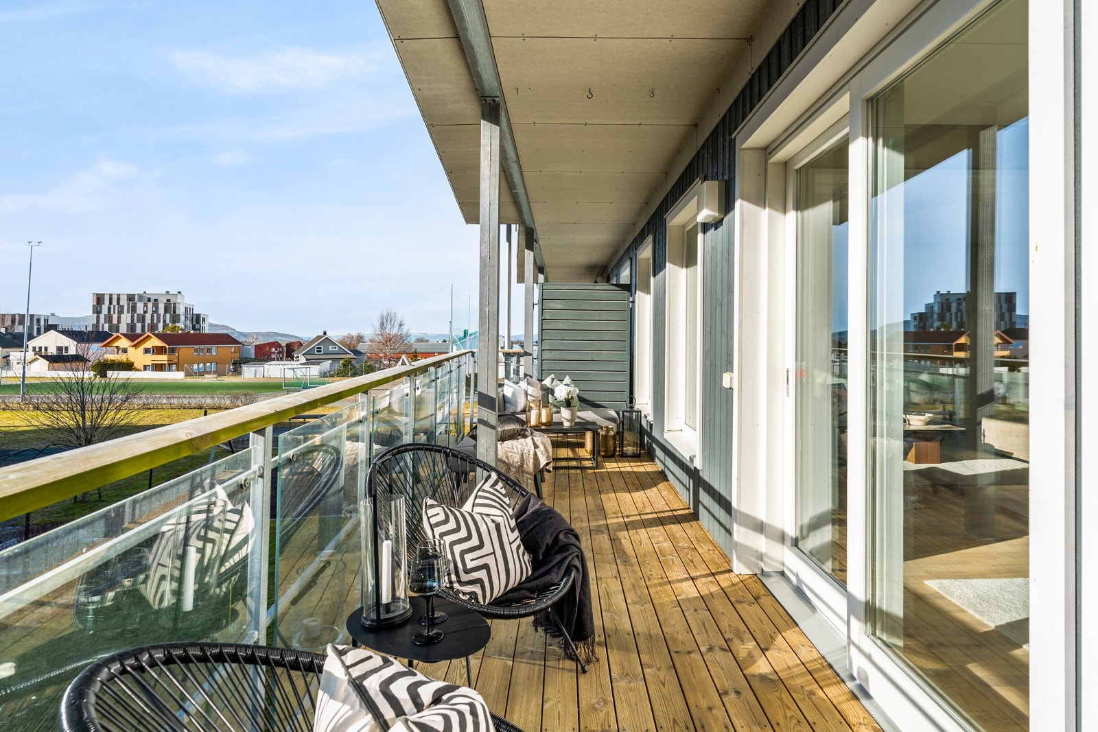 Balkongen vender mot sørvest og nyter svært gode solforhold og flott utsikt. Galleribilde