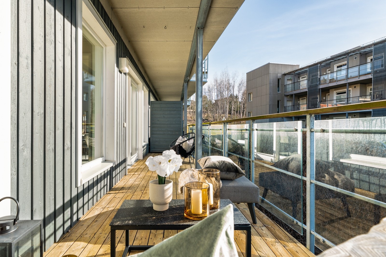 Levegger på balkongen sørger for lite innsyn samt god skjerming for vær og vind, og takoverbygget gjør den anvendelig store deler av året. Galleribilde