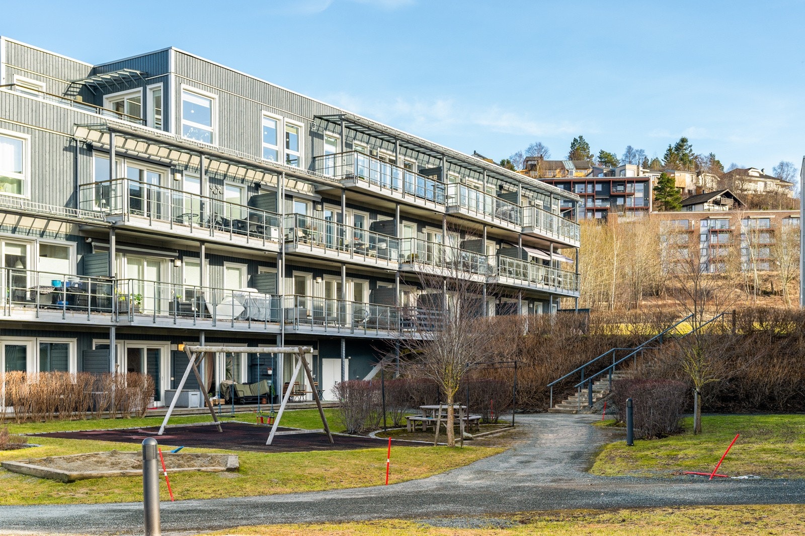 Sameiet har flotte fellesområder med gressplen, lekeplasser, benker og diverse beplantninger. Galleribilde