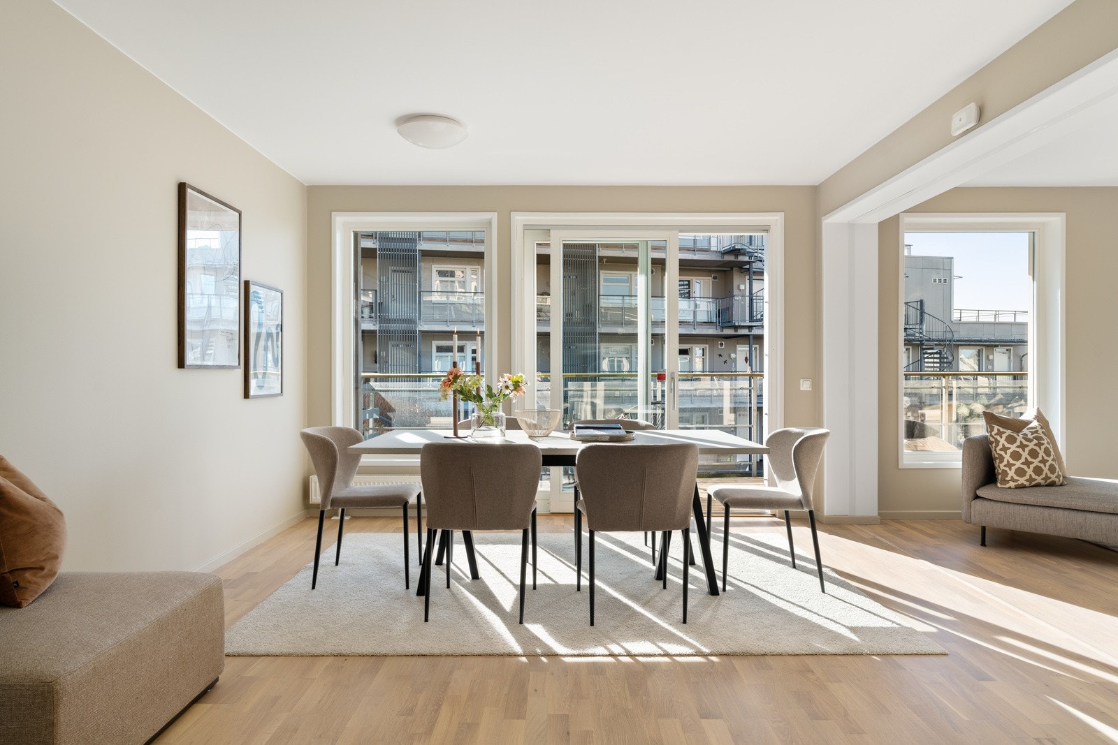 For den som er glad i å invitere gjester på besøk er det god plass til et stort langbord i spisestuen. Galleribilde