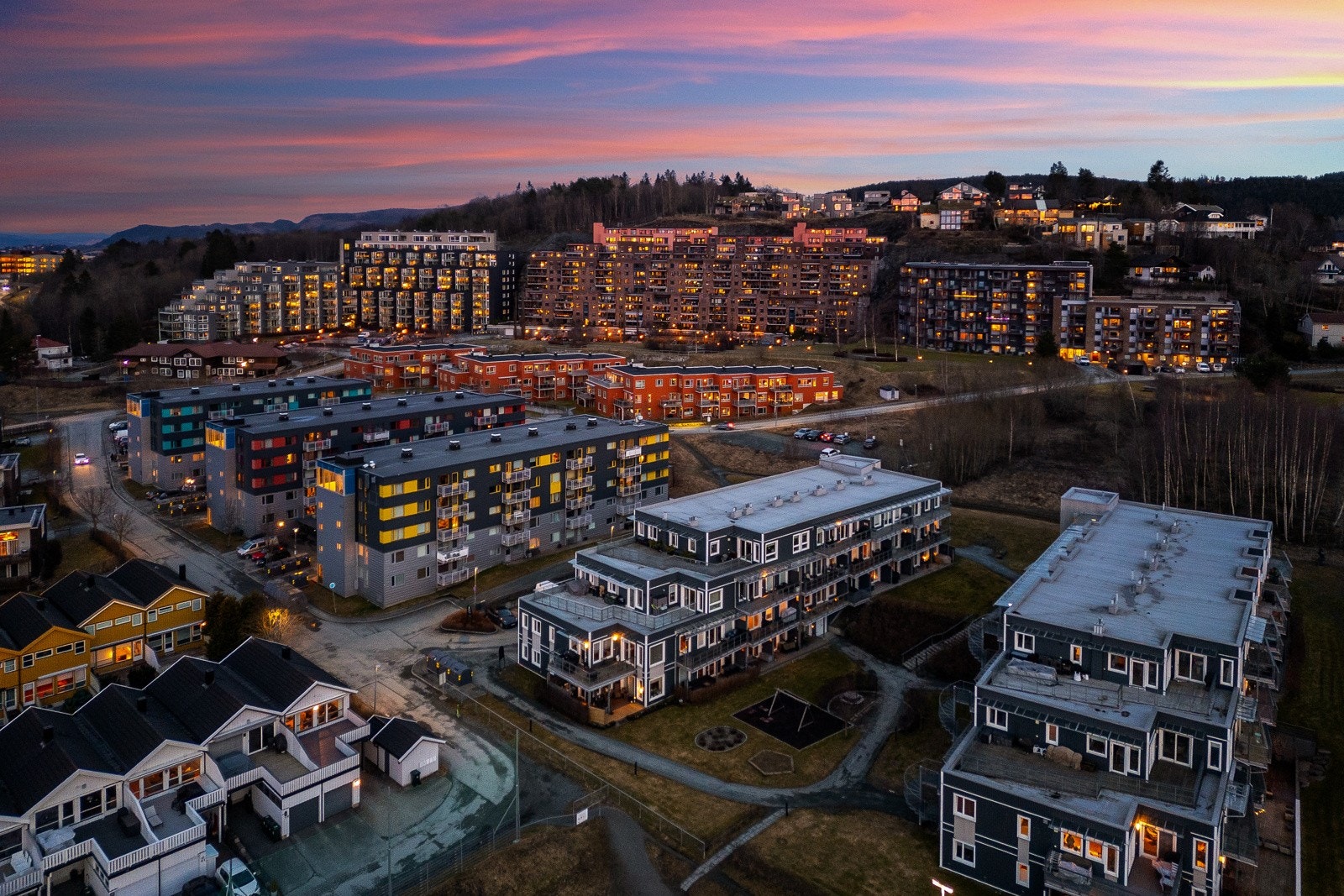 Leiligheten ligger fint til i 2. etasje i et leilighetskompleks fra 2011 med moderne kvaliteter. Her bor man tilbaketrukket fra den travle bykjernen samtidig som alle nødvendige hverdagsfasiliteter ligger innen kort rekkevidde. Galleribilde