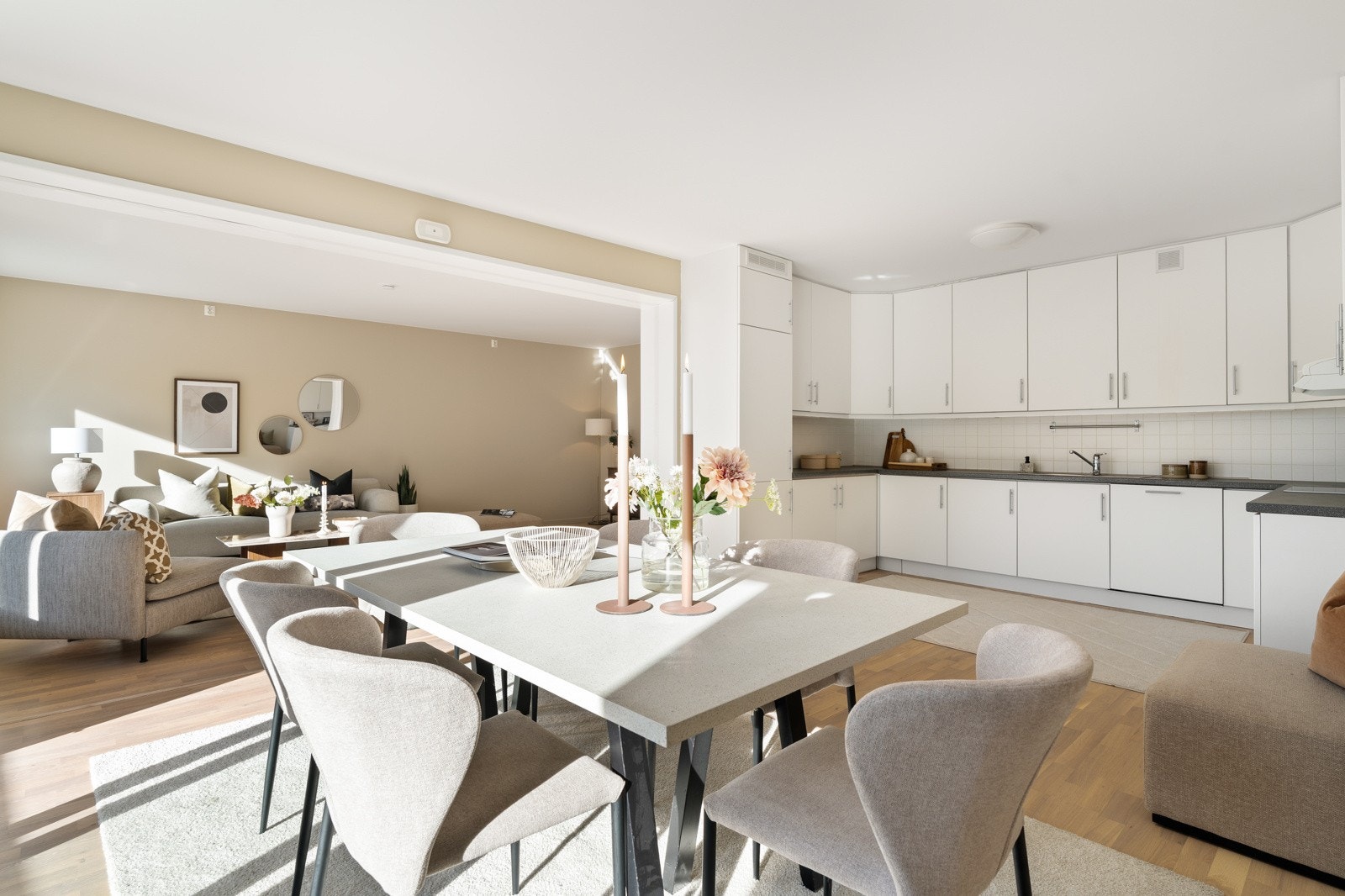 Fra stuen er det glidende overgang til kjøkkenet. Galleribilde