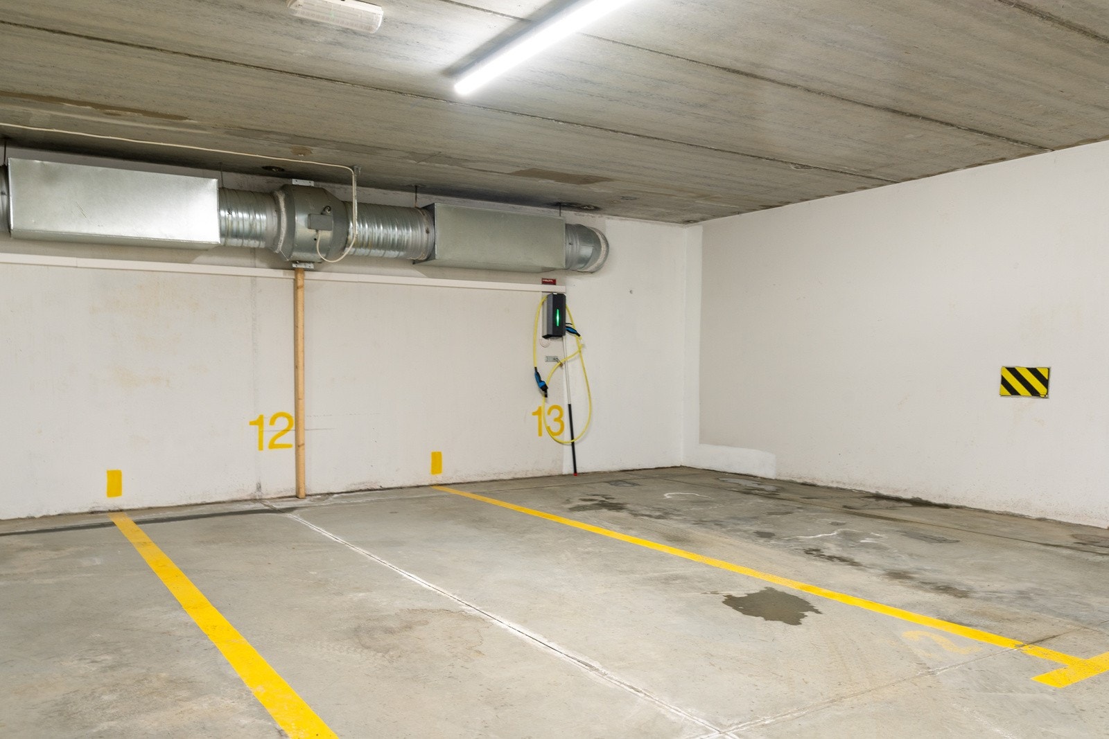 Leiligheten har egen parkeringsplass i parkeringskjeller. Det er mulig å etablere egen ladeboks for elbil. Galleribilde