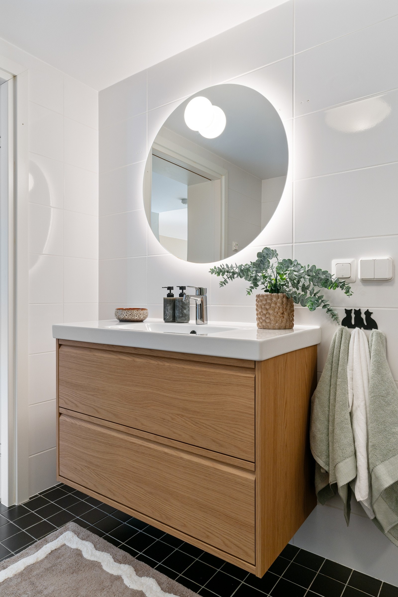 Øvrig innredning består av opplegg for vaskemaskin, dusjhjørne med innfellbare dører og vegghengt toalett. Galleribilde