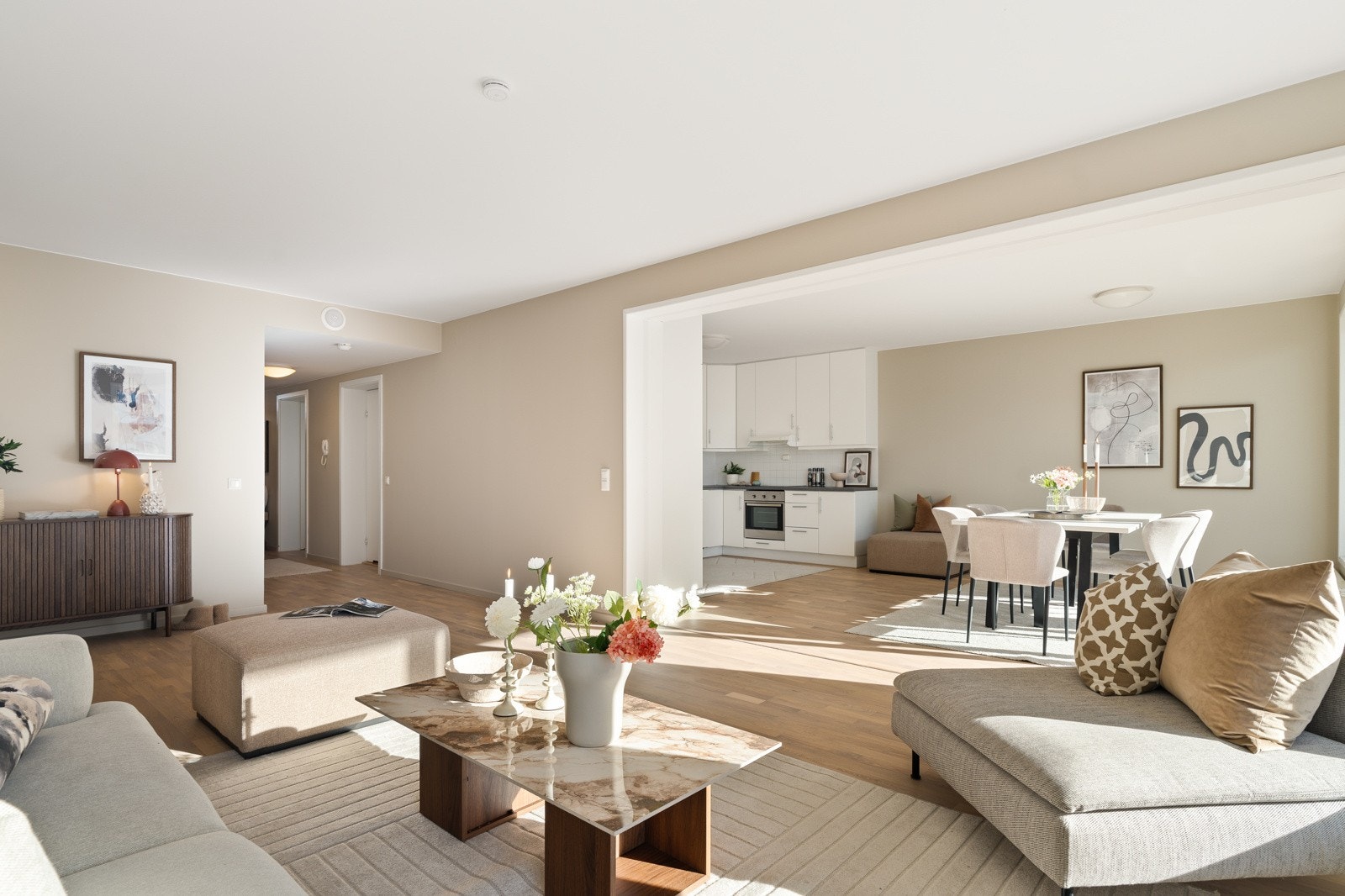 Fra leilighetens entré ankommer man et fantastisk allrom bestående av stue/spisestue/kjøkken i åpen utførelse. Galleribilde