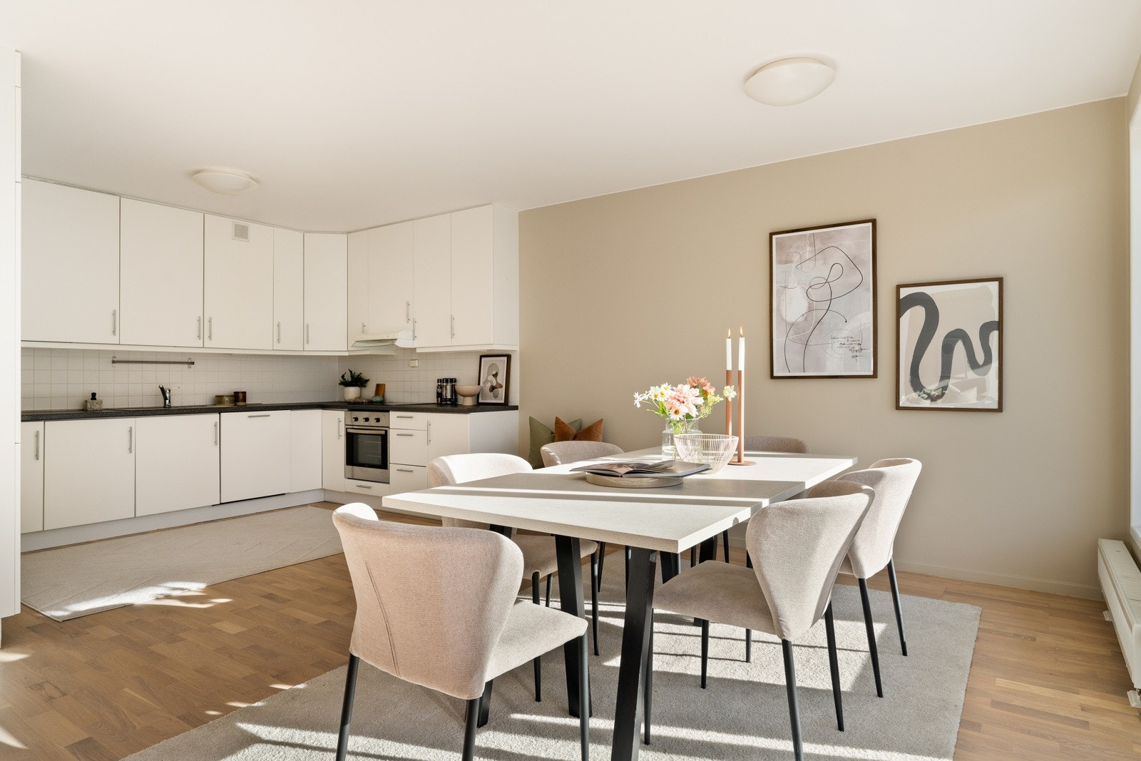 Mange vil nok sette pris på kjøkkenets størrelse. Galleribilde