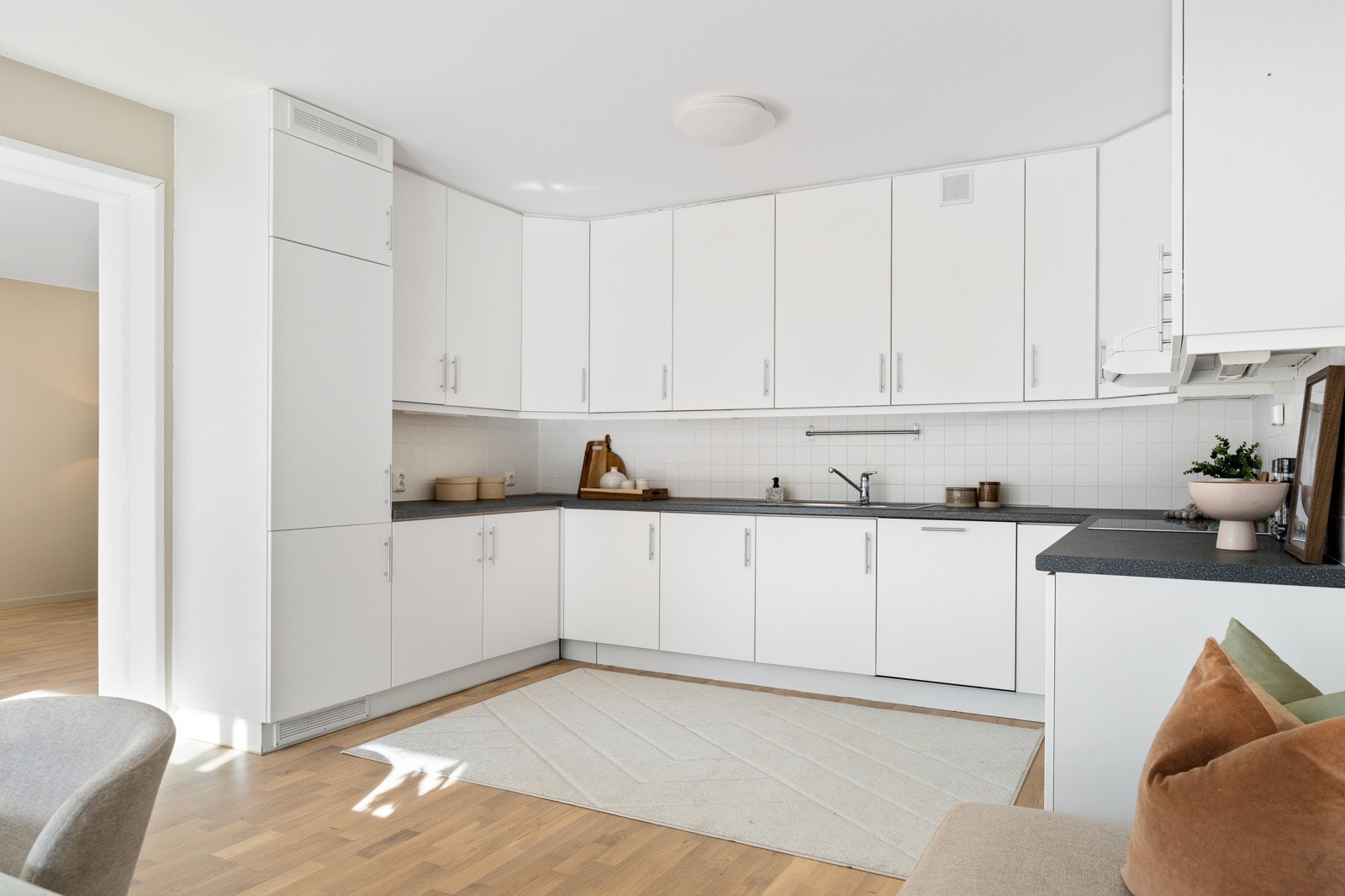 Kjøkkenet har rikelig med oppbevaringsplass i skuffer og skap i tillegg til gode arbeidsflater. Galleribilde