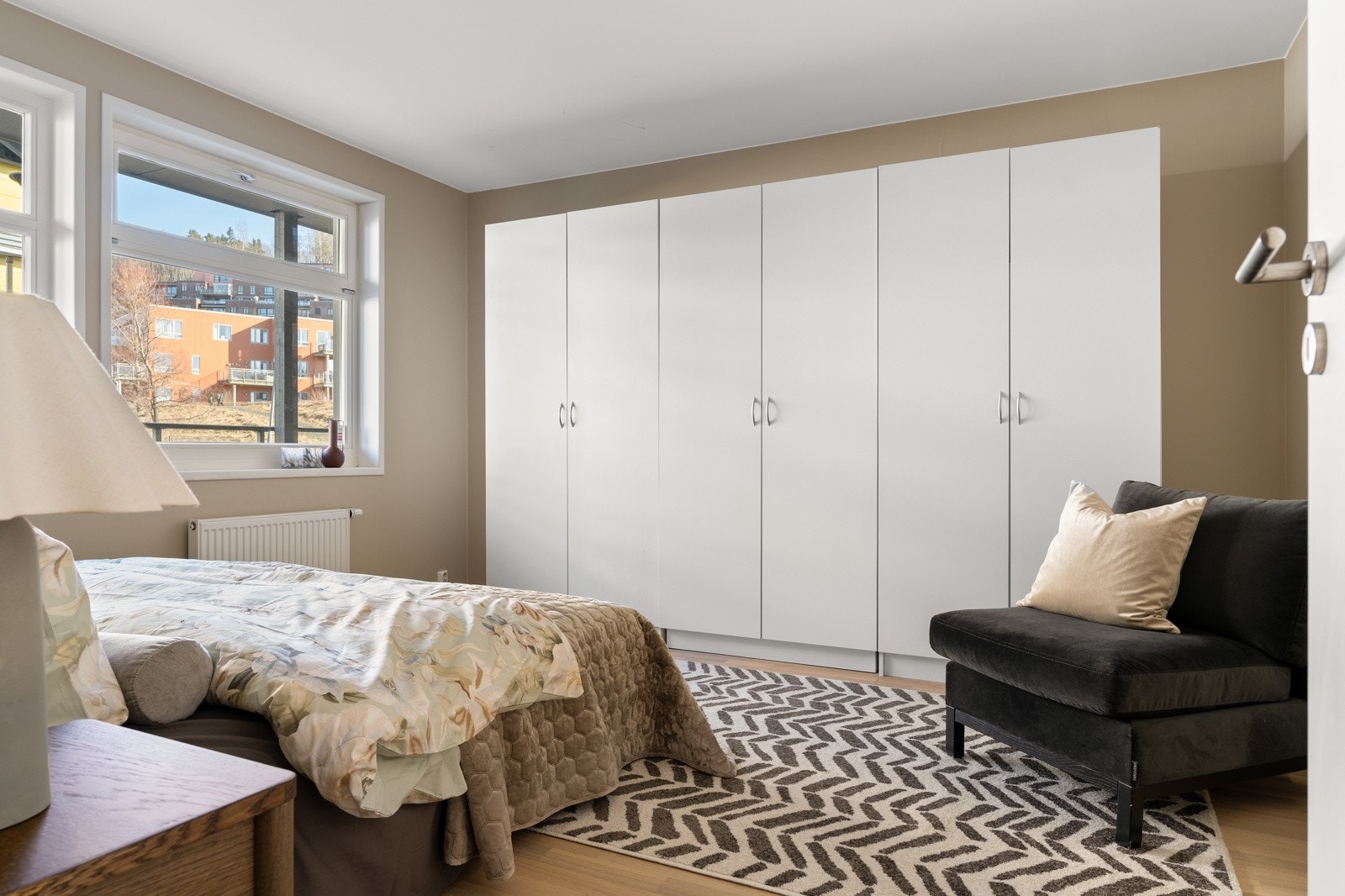 Hovedsoverommet er innredet med tre romslige garderobeskap. Galleribilde