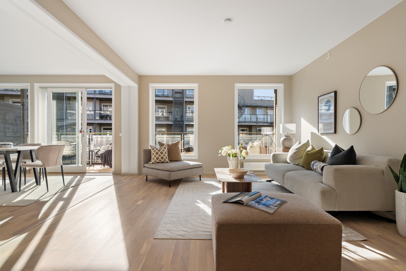 De store vinduene gir et fantastisk lysinnslipp, og beliggenheten i 2. etasje sørger for privatliv og lite innsyn. Galleribilde