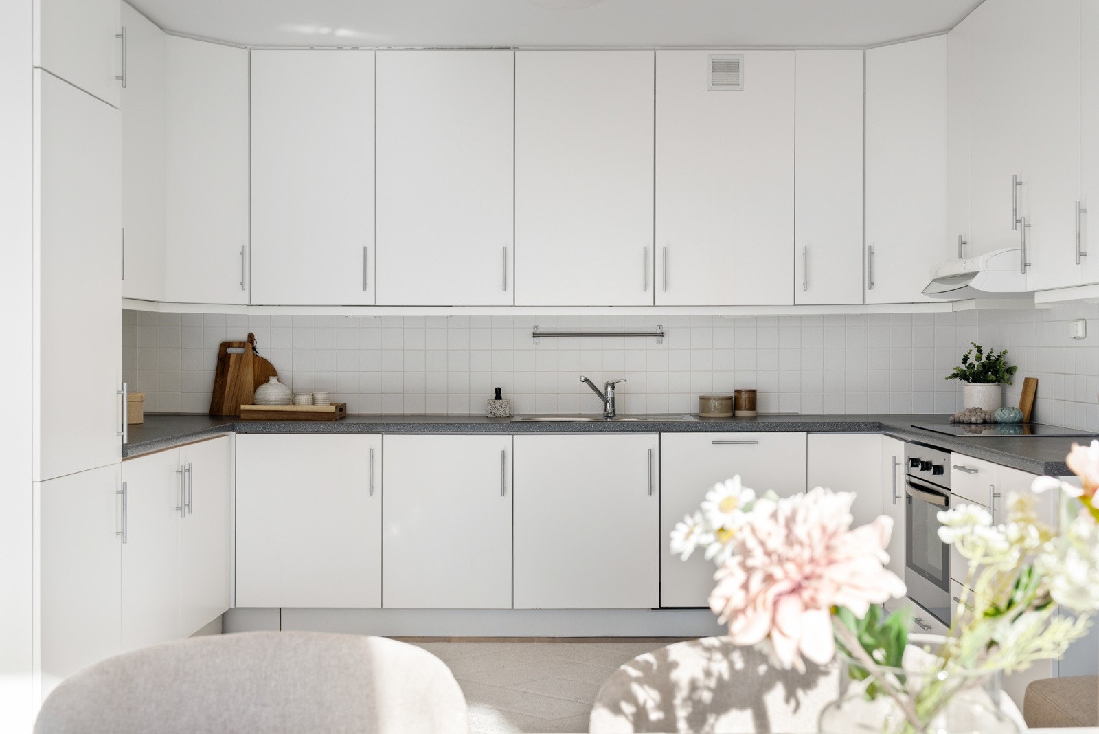 Det er medfølgende hvitevarer i form av kombiskap, oppvaskmaskin, stekeovn og platetopp. Galleribilde