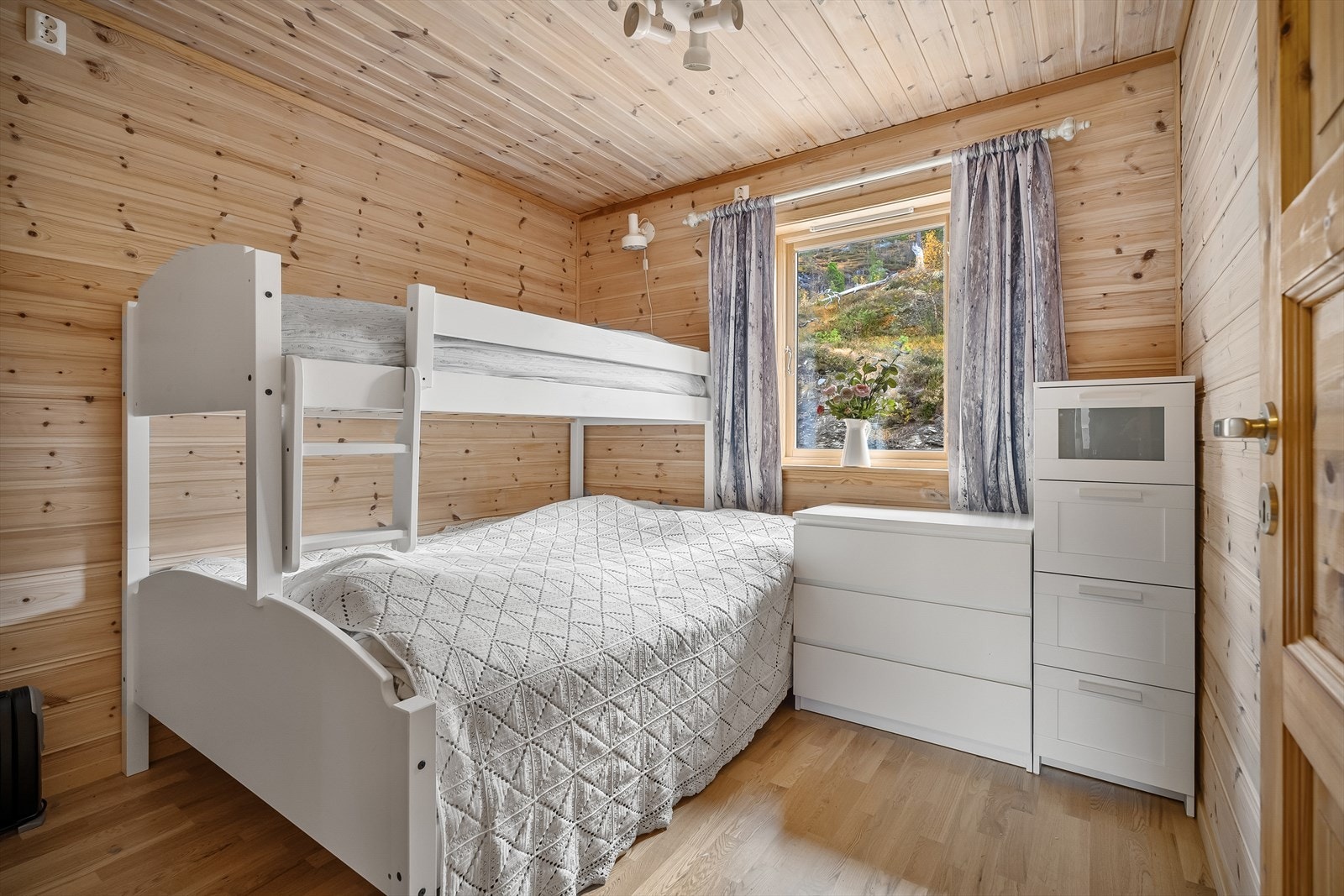 Det andre soverommet ligger på andre siden av gangen Galleribilde