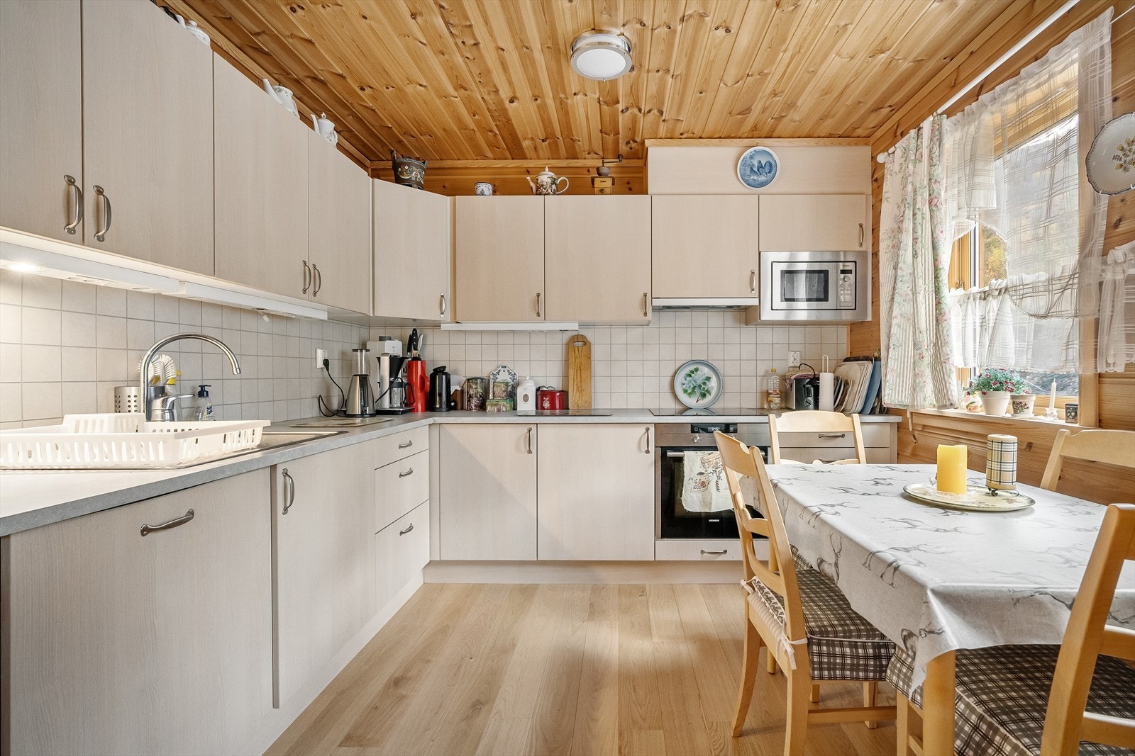 Praktisk kjøkken med god skap- og benkeplass Galleribilde