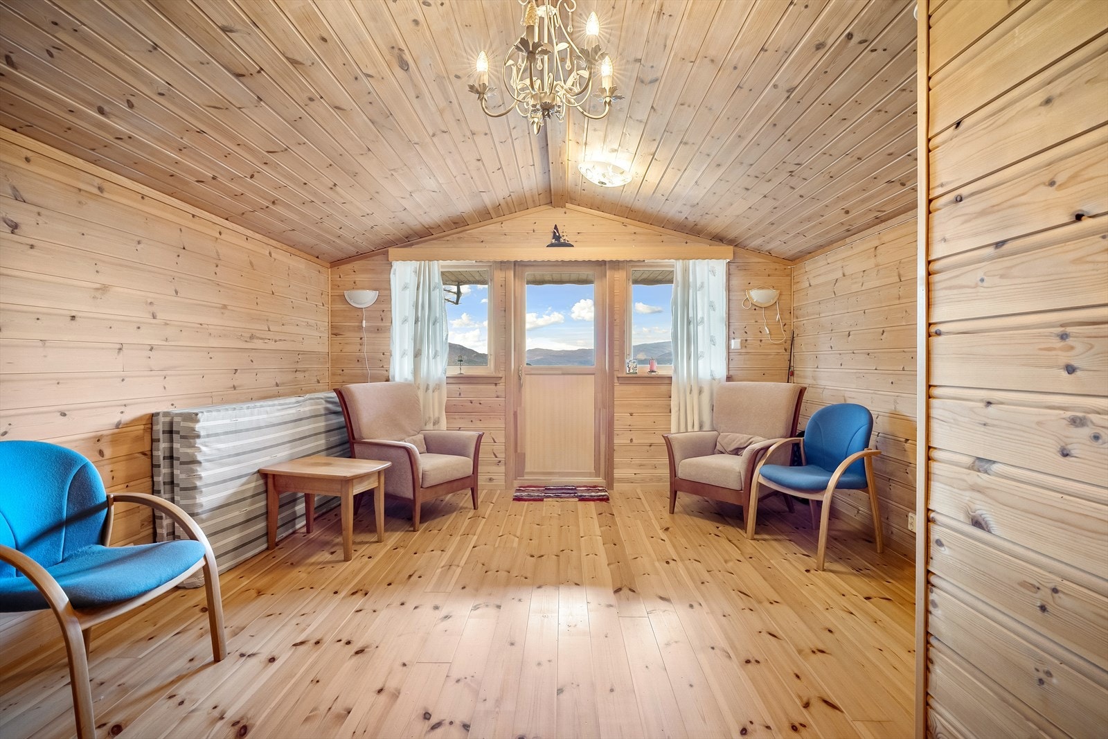 Romslig loftsstue med utgang til overbygd veranda Galleribilde