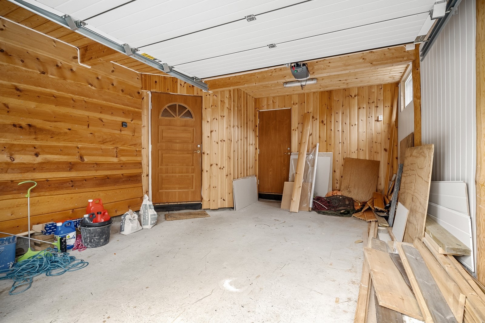 Garasjen har dør inn til entreen, og bod i bakkant Galleribilde