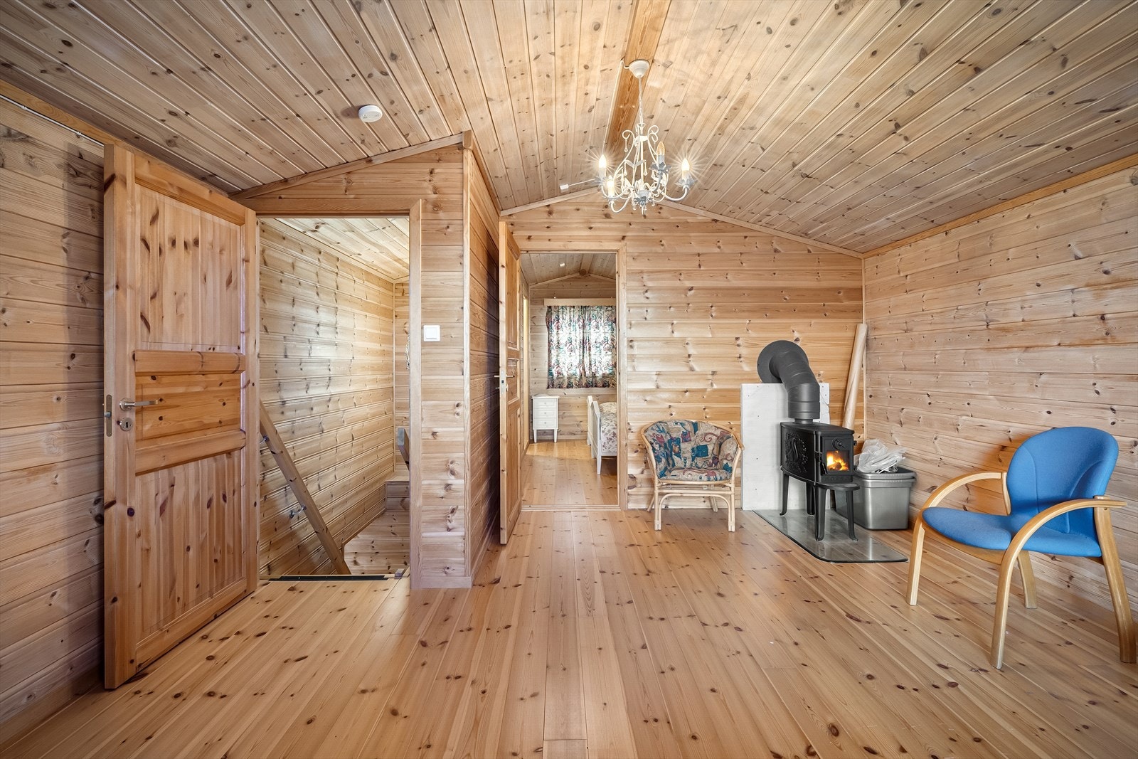 På innsiden av loftsstuen har man hovedsoverommet Galleribilde